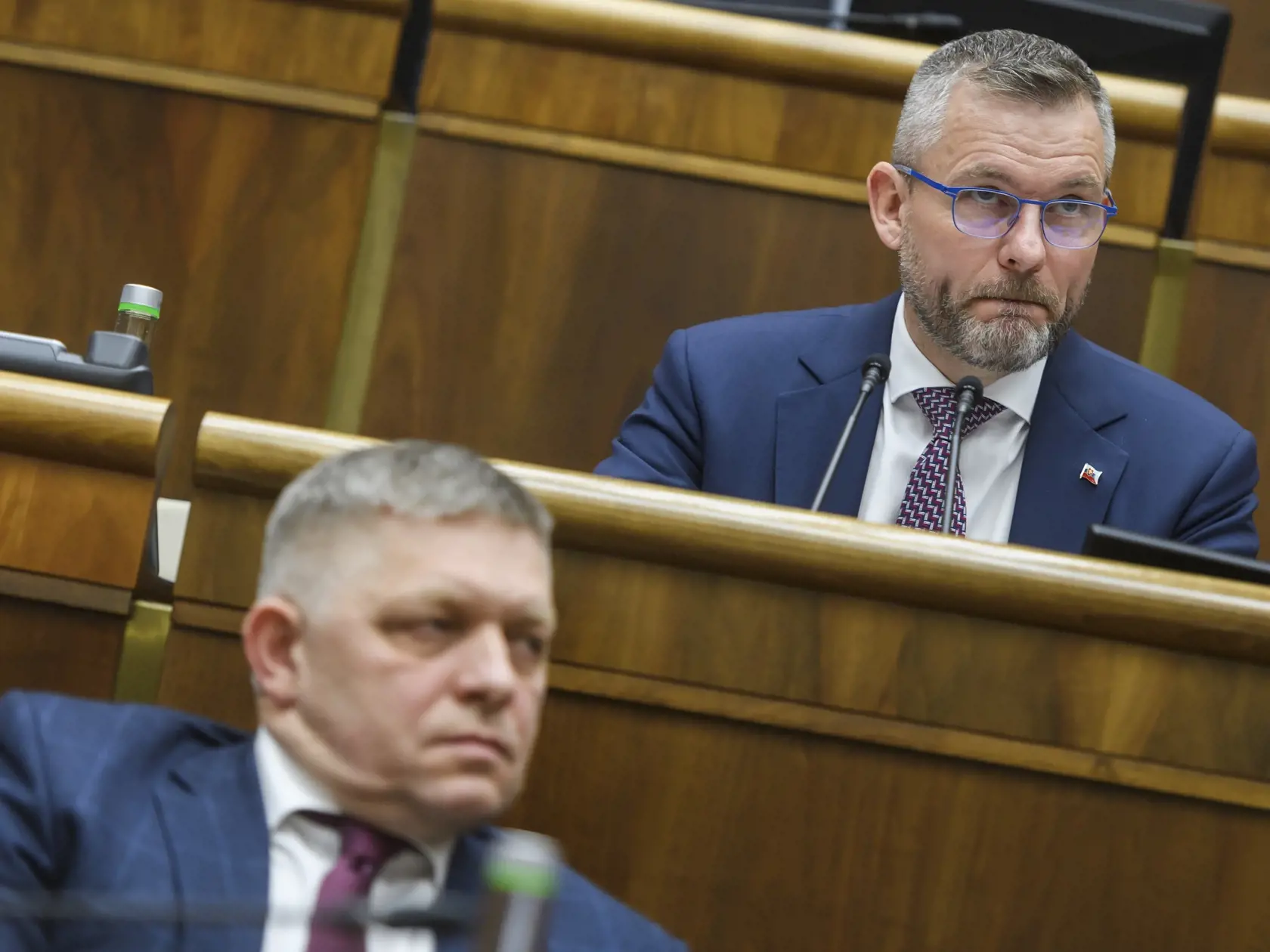 Na snímke zľava predseda vlády SR Robert Fico (Smer-SD) a predseda NRSR Peter Pellegrini (Hlas-SD) počas 3. chôdze NRSR k Programovému vyhláseniu vlády (PVV) SR v Bratislave 14. novembra 2023. FOTO TASR - Jaroslav Novák