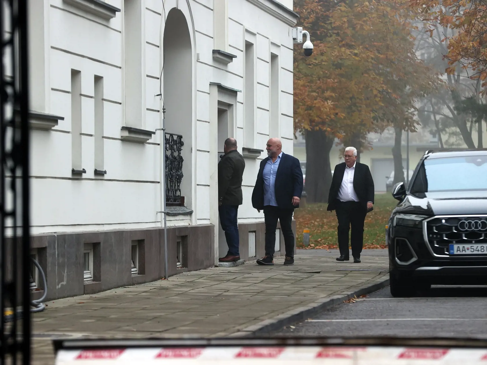 Na snímke je predseda Národnej koalície Rudolf Huliak s poslancami Ivanom Ševčíkom a Pavlom Ľuptákom na ceste na  Úrad vlády.