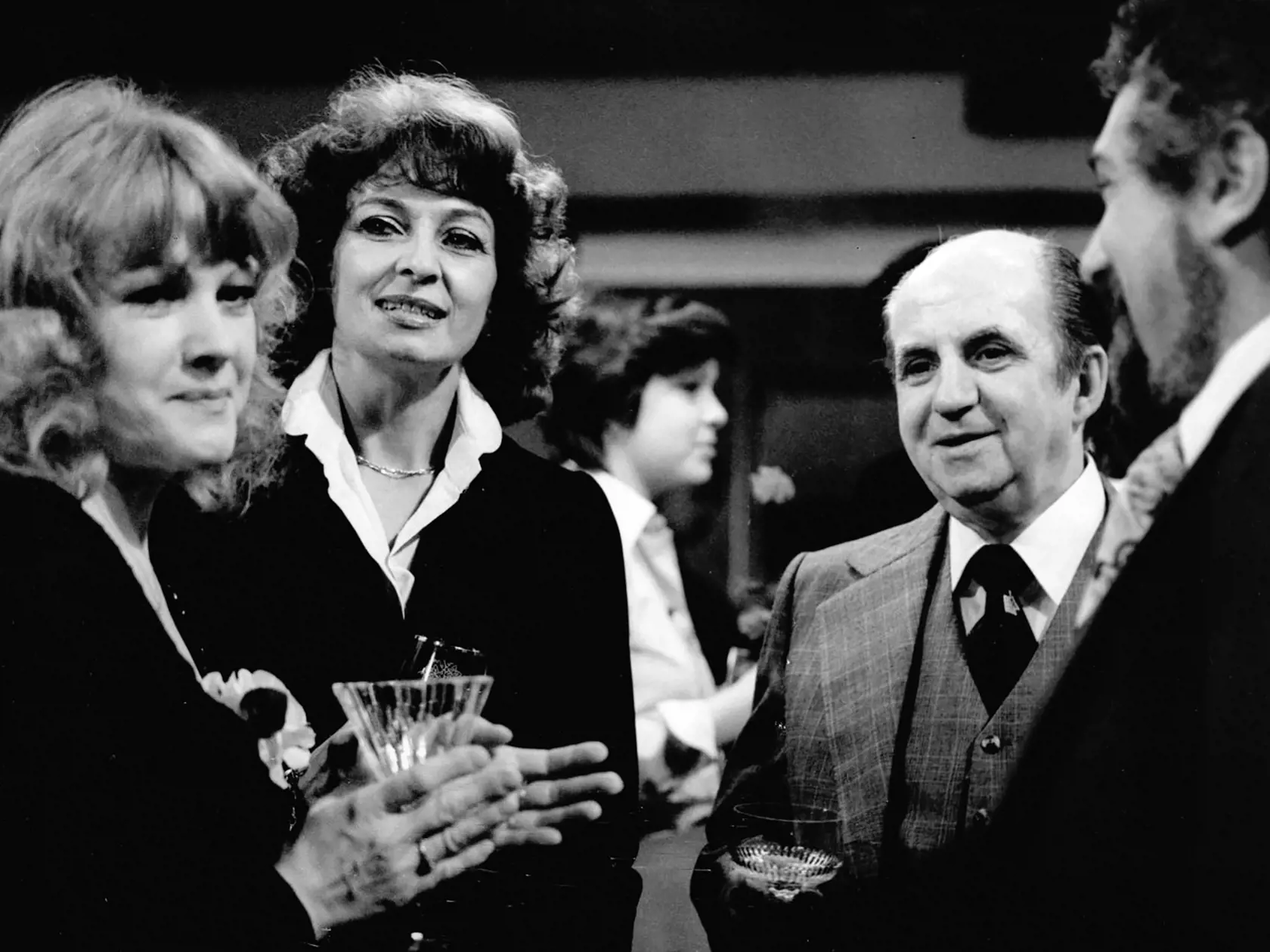 Legendy. S muzikantom Karlom Vlachom, druhý sprava, žila bez svadby. Na zá-bere zľava Eva Pilarová, Yvetta Simonová a Waldemar Matuška.