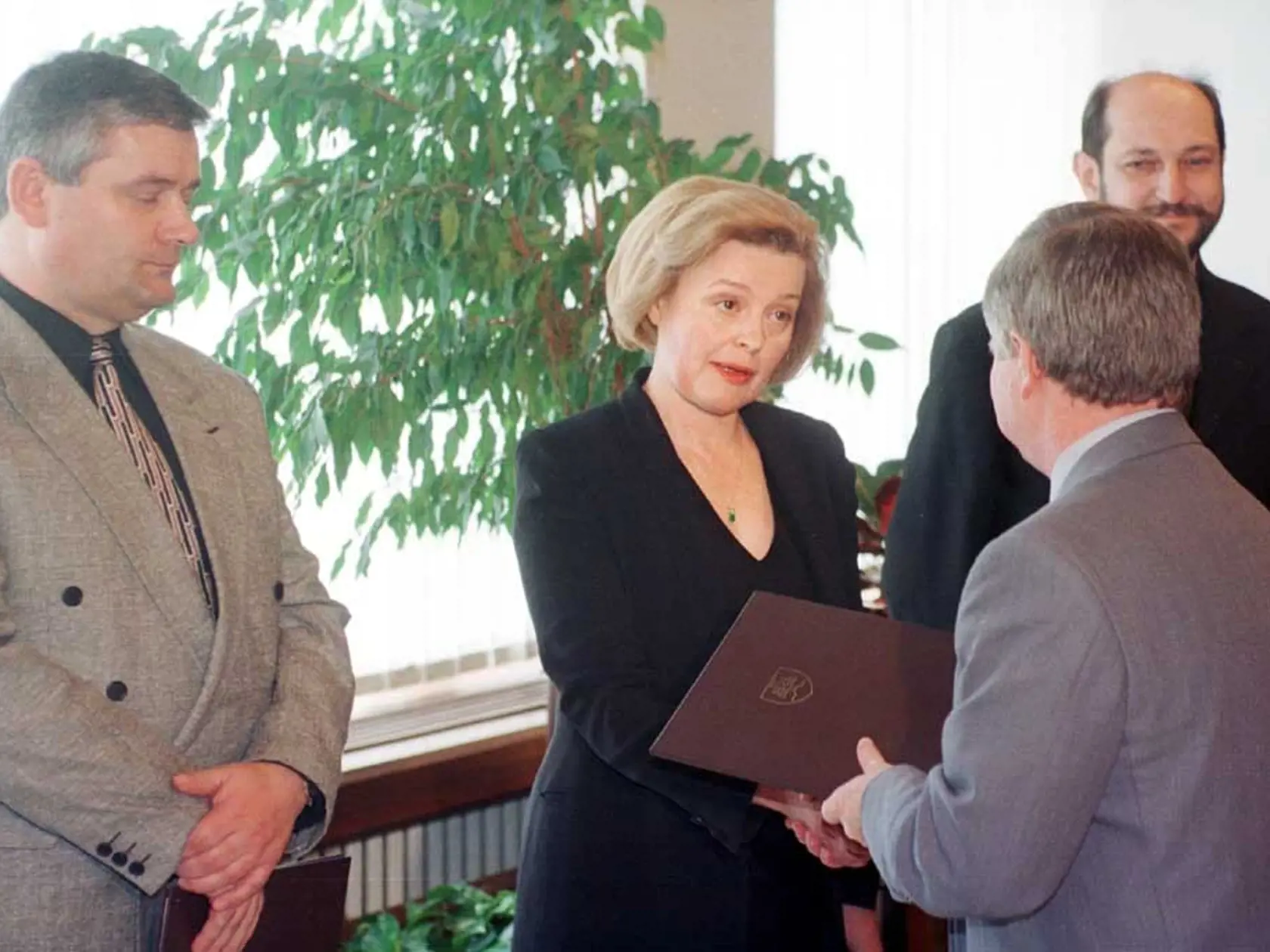 Od roku 1999, kedy si prezidenta Slovenskej republiky volia priamo občania, sa o najvyššiu ústavnú funkciu uchádzala ako nezávislá kandidátka Magdaléna Vášáryová.