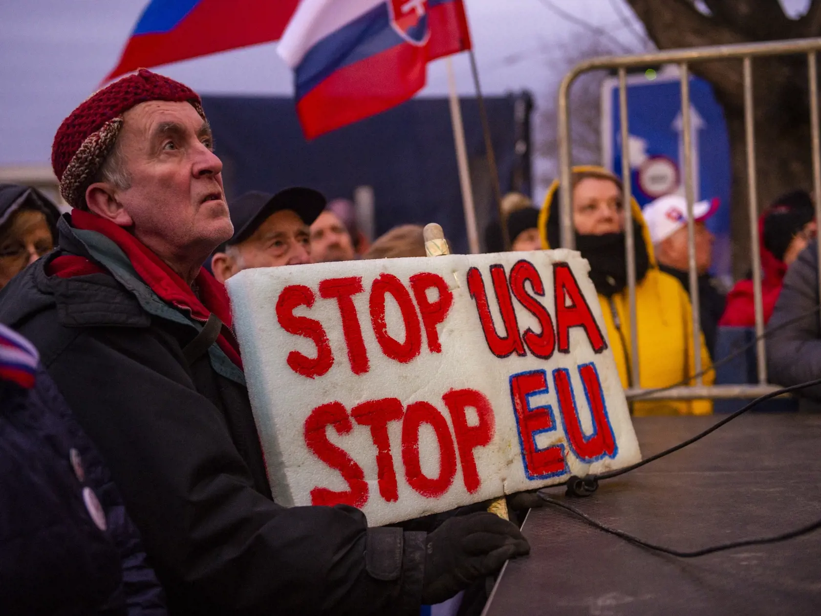 Na snímke účastníci protestného zhromaždenia proti obrannej dohode s USA pred budovou Národnej rady SR 8. februára 2022 v Bratislave. FOTO TASR - Jakub Kotian