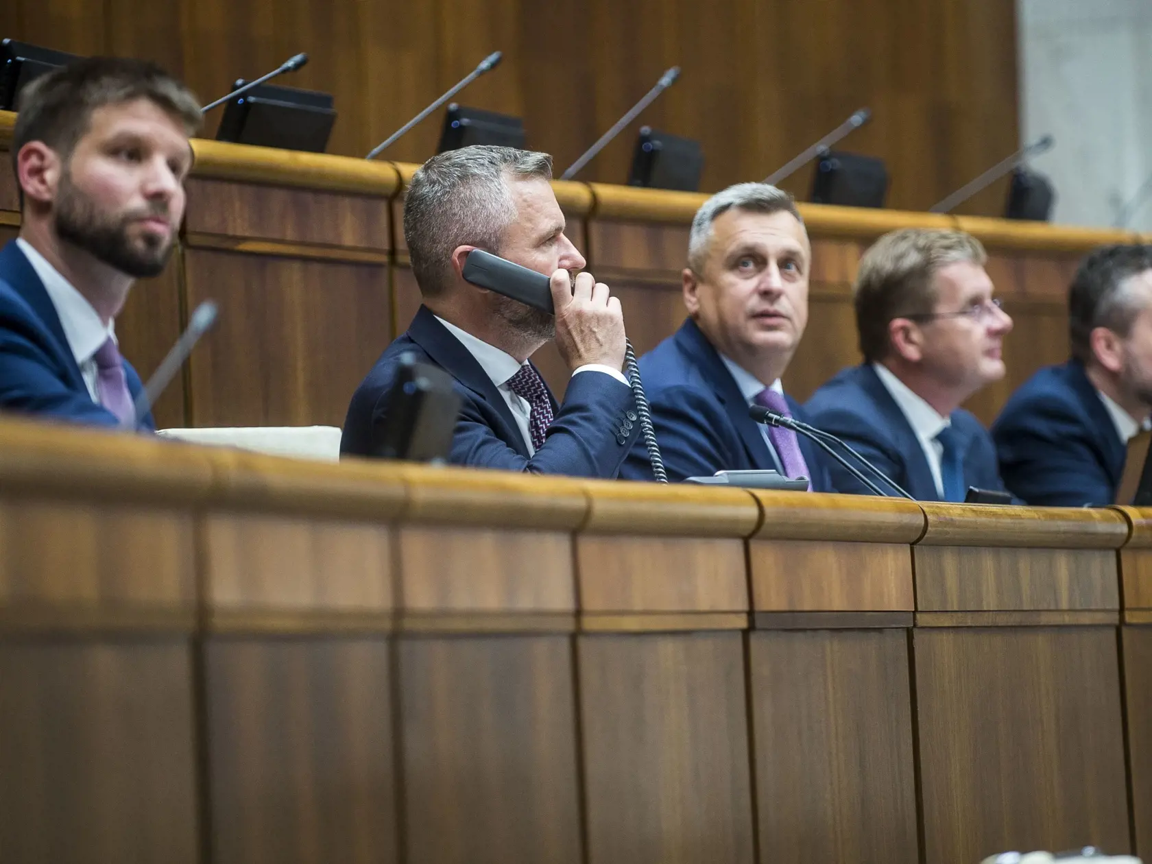 Poslanci Národnej rady (NR) SR na stredajšej ustanovujúcej schôdzi zvolili štyroch podpredsedov parlamentu. Sú nimi Ľuboš Blaha (Smer-SD), Peter Žiga (Hlas-SD) Andrej Danko (SNS) a Michal Šimečka (PS).  Na snímke druhý vľavo novozvolený predseda NR SR Peter Pellegrini (Hlas-SD), novozvolení podpredsedovia parlamentu  Michal Šimečka (PS, vľavo), Andrej Danko (SNS, tretí sprava),  Ľuboš Blaha (Smer-SD, vpravo) a Peter Žiga (Hlas-SD, druhý sorava) sedia počas ustanovujúcej schôdze parlamentu.