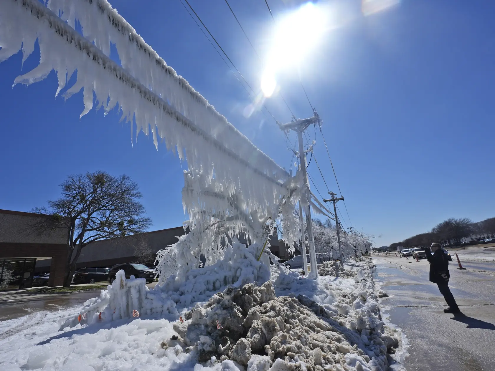 Prudko sa ochladí už v nedeľu.


Ice caused by broken a water line and cold temperatures cover vegetationation and power lines in Carrolton, Texas, Thursday, Feb. 20, 2025. (AP Photo/LM Otero)