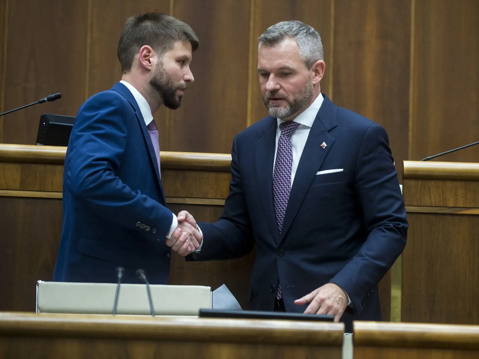 Poslanci Národnej rady (NR) SR na stredajšej ustanovujúcej schôdzi zvolili štyroch podpredsedov parlamentu. Sú nimi Ľuboš Blaha (Smer-SD), Peter Žiga (Hlas-SD) Andrej Danko (SNS) a Michal Šimečka (PS). Na snímke sprava novozvolený predseda NR SR Peter Pellegrini (Hlas-SD) a novozvolený podpredseda parlamentu Michal Šimečka (PS) si podávajú ruky po voľbe podpredsedov NR SR počas ustanovujúcej schôdze parlamentu v Bratislave v stredu 25. októbra 2023.