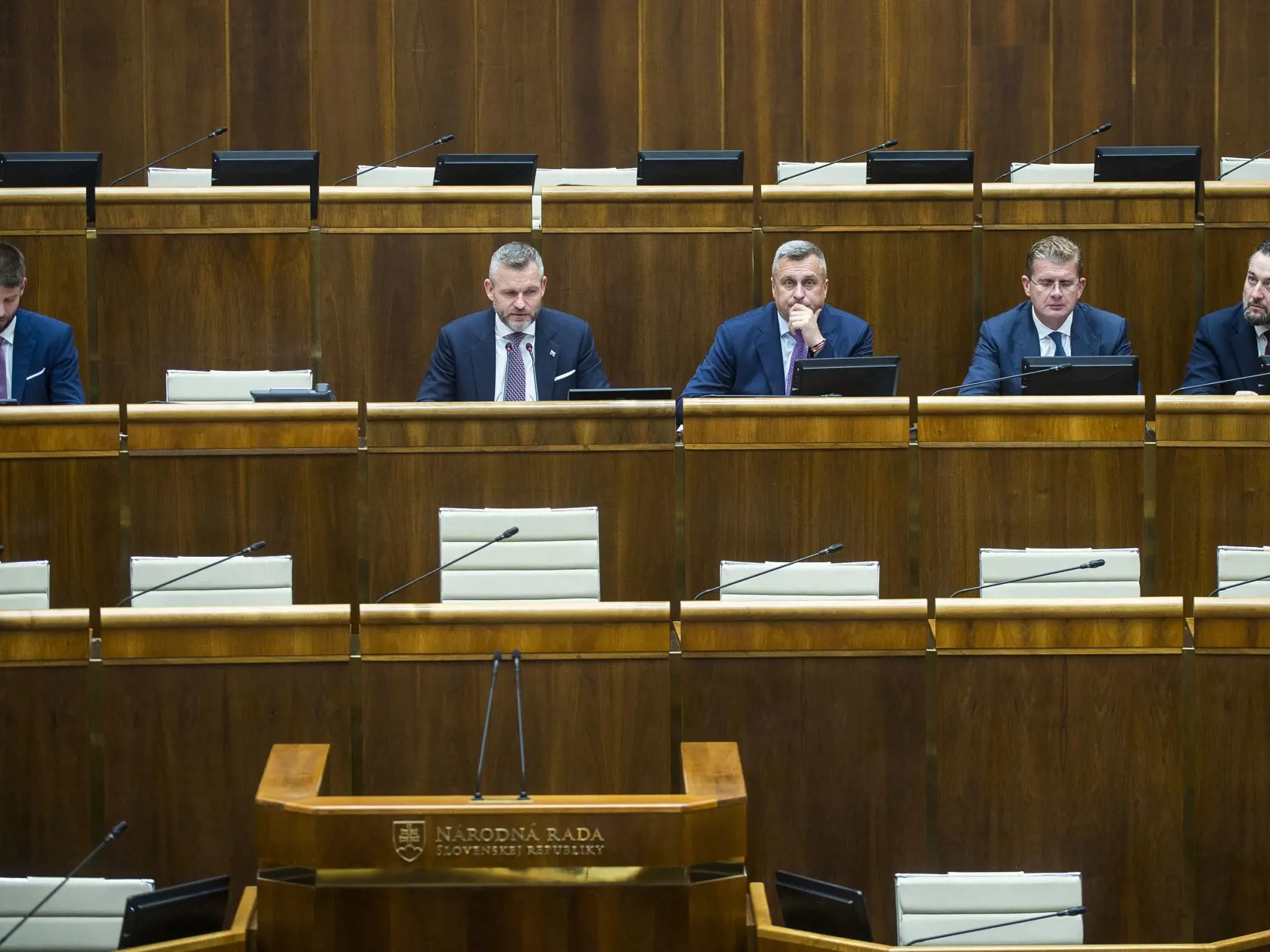 Poslanci Národnej rady (NR) SR na stredajšej ustanovujúcej schôdzi zvolili štyroch podpredsedov parlamentu. Sú nimi Ľuboš Blaha (Smer-SD), Peter Žiga (Hlas-SD) Andrej Danko (SNS) a Michal Šimečka (PS).  Na snímke druhý vľavo novozvolený predseda NR SR Peter Pellegrini (Hlas-SD), novozvolení podpredsedovia parlamentu Michal Šimečka (PS, vľavo), Andrej Danko (SNS, tretí sprava),  Ľuboš Blaha (Smer-SD, vpravo) a Peter Žiga (Hlas-SD, druhý sorava) sedia počas ustanovujúcej schôdze parlamentu.