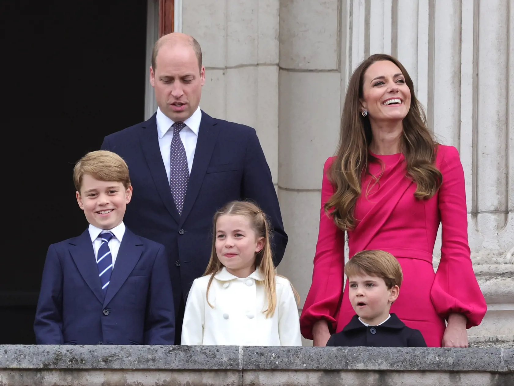 Na archívnej snímke z 5. júna 2022 britský princ William, jeho manželka Kate, vojvodkyňa  z Cambridgeu, ich tri deti zľava princ George, princezná Charlotte a princ Louis stoja na balkóne Buckinghamského paláca v Londýne pri príležitosti osláv platinového jubilea britskej kráľovnej Alžbety II.