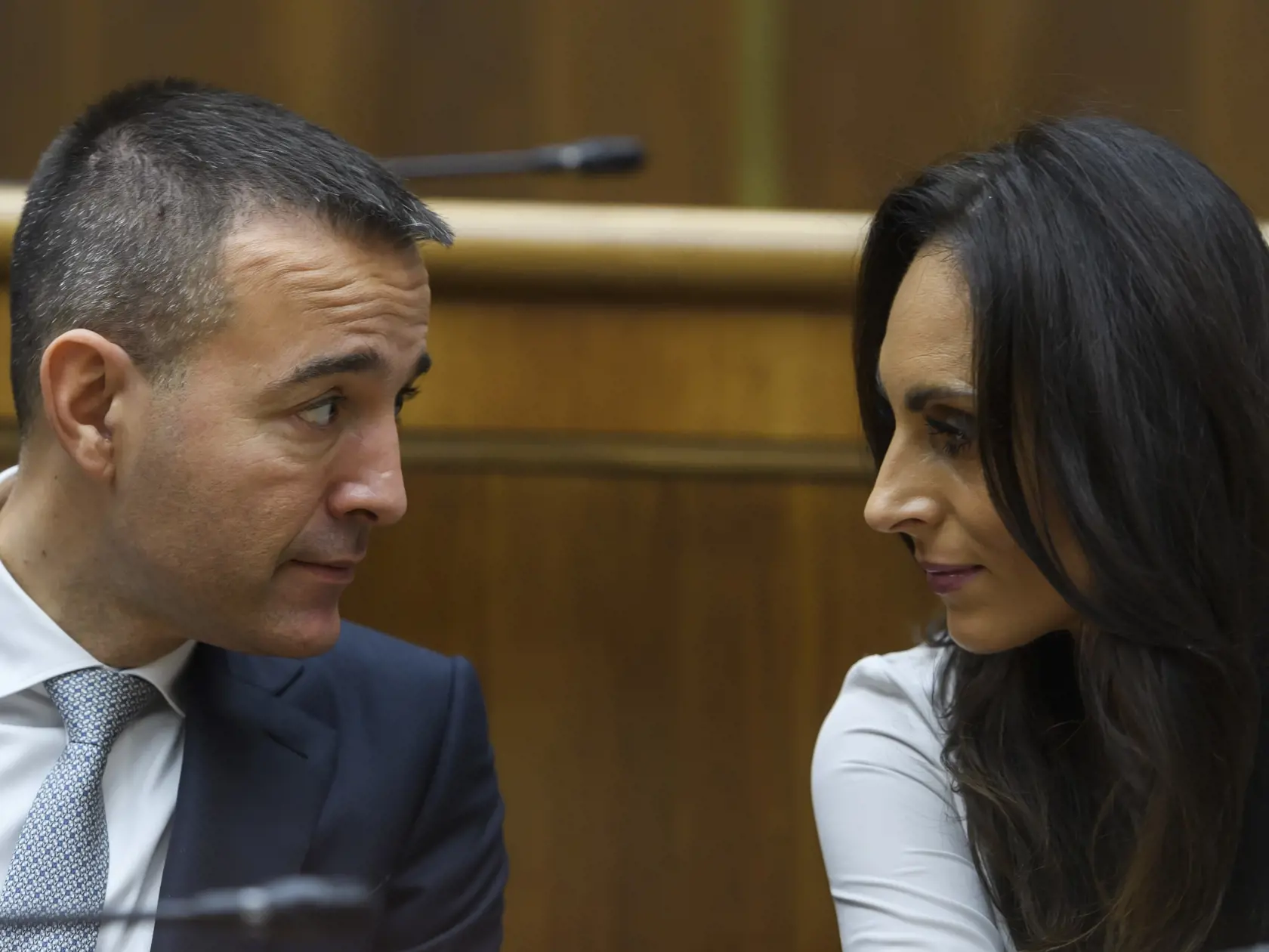 Na snímke minister školstva, vedy, výskumu a športu SR Tomáš Drucker (Hlas-SD) a ministerka zdravotníctva SR Zuzana Dolinková (Hlas-SD) počas 3. chôdze NRSR k Programovému vyhláseniu vlády (PVV) SR v Bratislave 14. novembra 2023.
