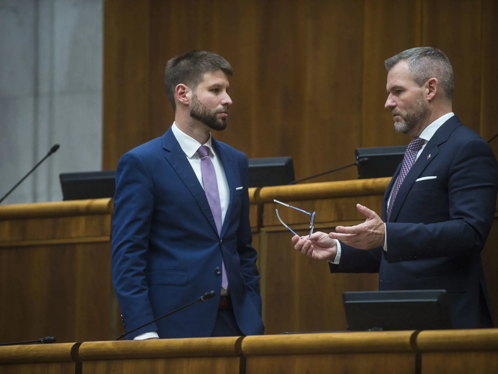 Na snímke sprava novozvolený predseda NR SR Peter Pellegrini (Hlas-SD) a poslanec Národnej Rady SR Michal Šimečka (Progresívne Slovensko) diskutujú počas ustanovujúcej schôdze Národnej rady Slovenskej republiky (NR SR) IX. volebného obdobia v Bratislave v stredu 25. októbra 2023.