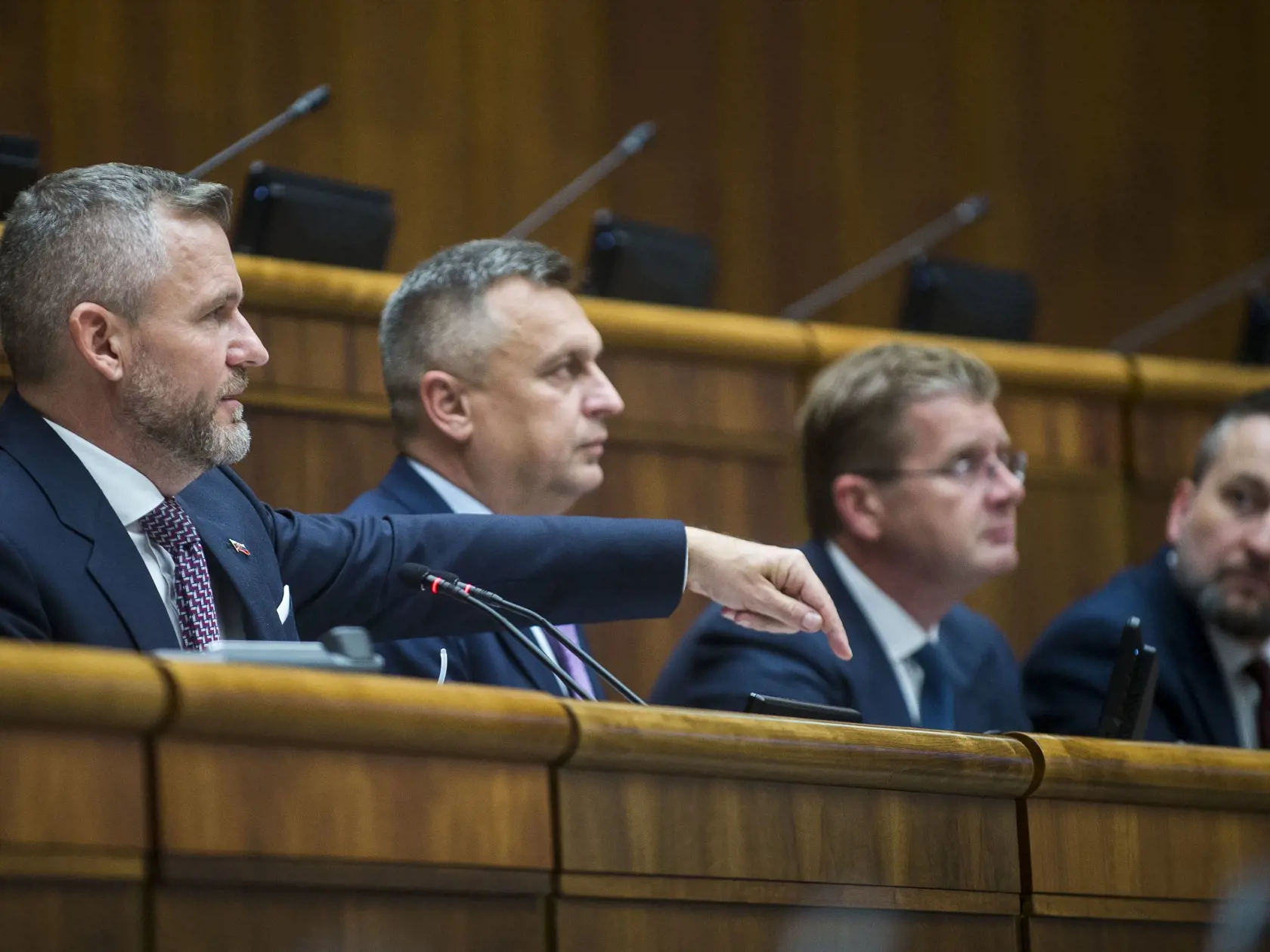 Poslanci Národnej rady (NR) SR na stredajšej ustanovujúcej schôdzi zvolili štyroch podpredsedov parlamentu. Sú nimi Ľuboš Blaha (Smer-SD), Peter Žiga (Hlas-SD) Andrej Danko (SNS) a Michal Šimečka (PS). Na snímke vľavo novozvolený predseda NR SR Peter Pellegrini (Hlas-SD), novozvolení podpredsedovia parlamentu, Andrej Danko (SNS, tretí sprava), Ľuboš Blaha (Smer-SD, vpravo) a Peter Žiga (Hlas-SD, druhý sprava) sedia počas ustanovujúcej schôdze parlamentu v Bratislave v stredu 25. októbra 2023.