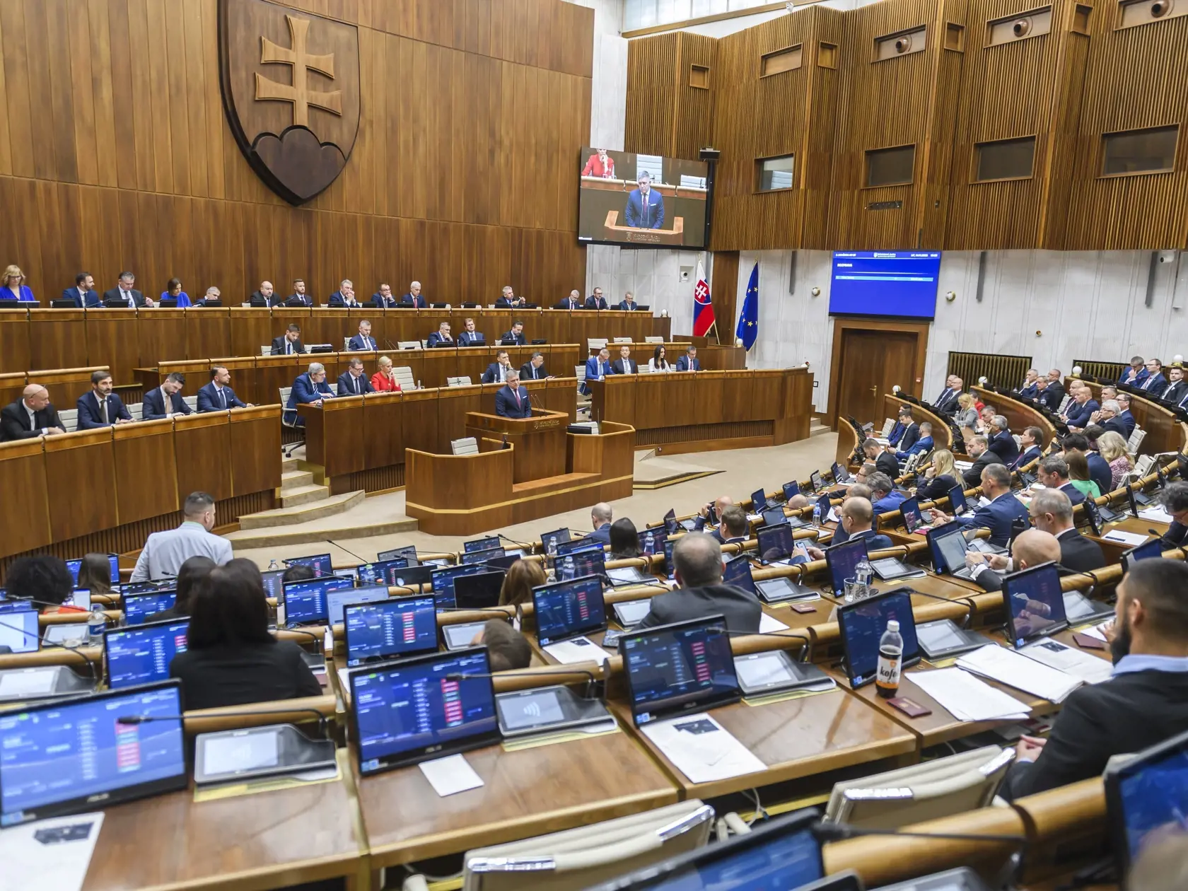 Na snímke v pozadí uprostred predseda vlády SR Robert Fico (Smer-SD) vystupuje počas 3. chôdze NRSR k Programovému vyhláseniu vlády (PVV) SR v Bratislave 14. novembra 2023.