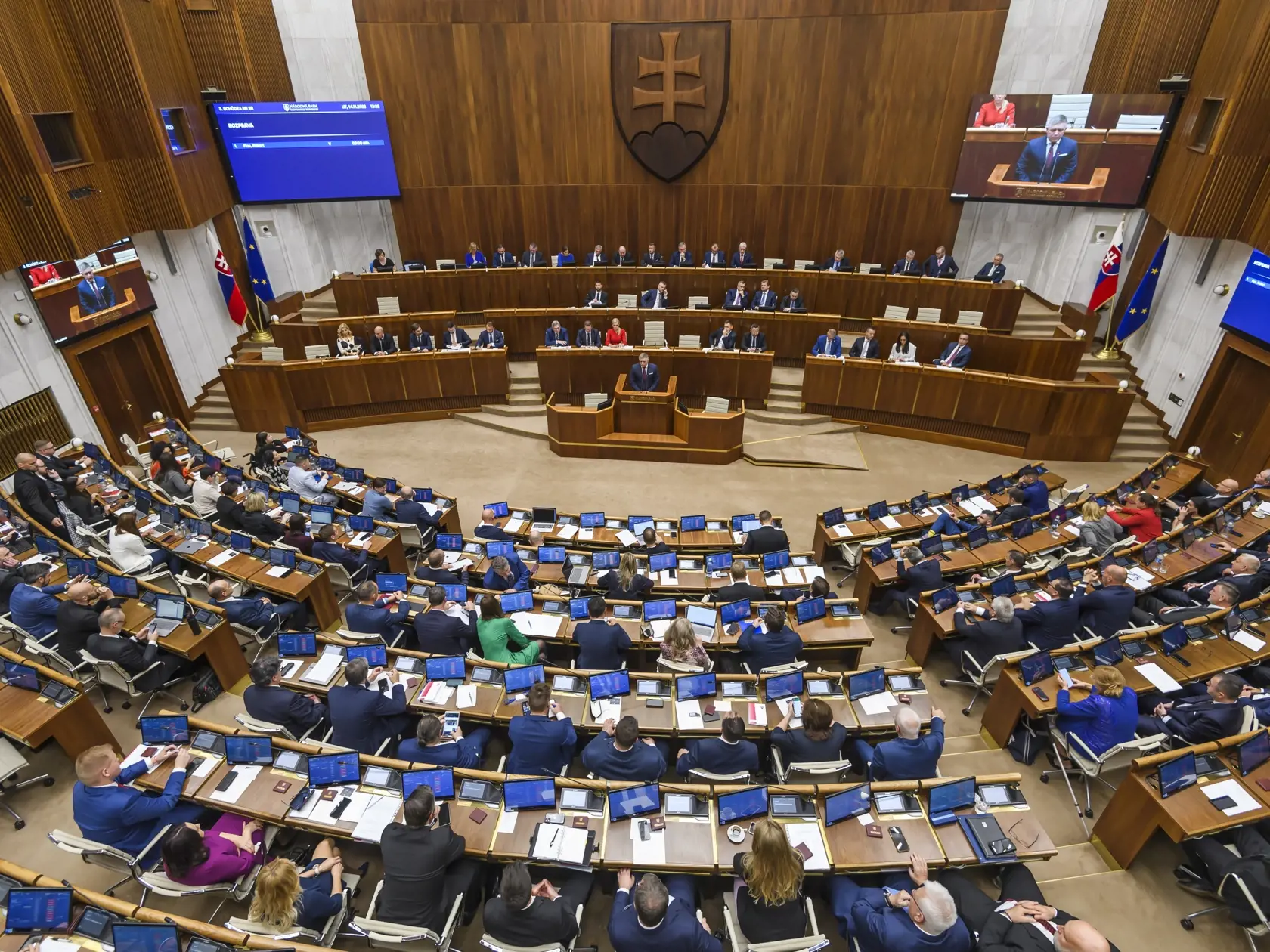 Na snímke v pozadí uprostred predseda vlády SR Robert Fico (Smer-SD) vystupuje počas 3. chôdze NRSR k Programovému vyhláseniu vlády (PVV) SR v Bratislave 14. novembra 2023.