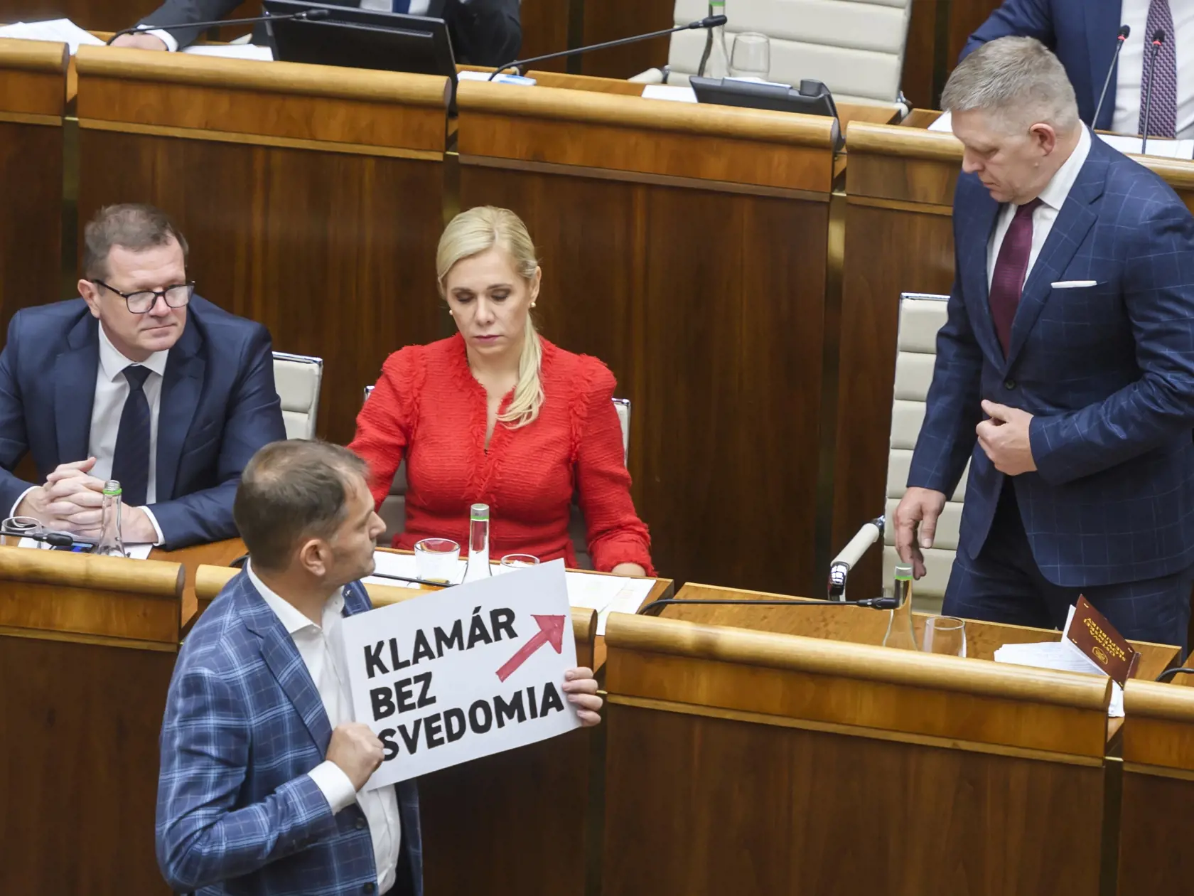 Na snímke zľava podpredseda vlády SR pre Plán obnovy a odolnosti a využívanie eurofondov Peter Kmec (Hlas-SD), poslanec NRSR Igor Matovič (Slovensko), podpredsedníčka vlády a ministerka hospodárstva SR Denisa Saková (Hlas-SD) a predseda vlády SR Robert Fico (Smer-SD) počas 3. chôdze NRSR k Programovému vyhláseniu vlády (PVV) SR v Bratislave 14. novembra 2023.