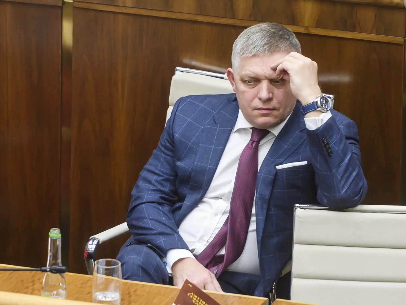 Na snímke predseda vlády SR Robert Fico (Smer-SD) počúva rozpravu počas 3. chôdze NRSR k Programovému vyhláseniu vlády (PVV) SR v Bratislave 14. novembra 2023.
