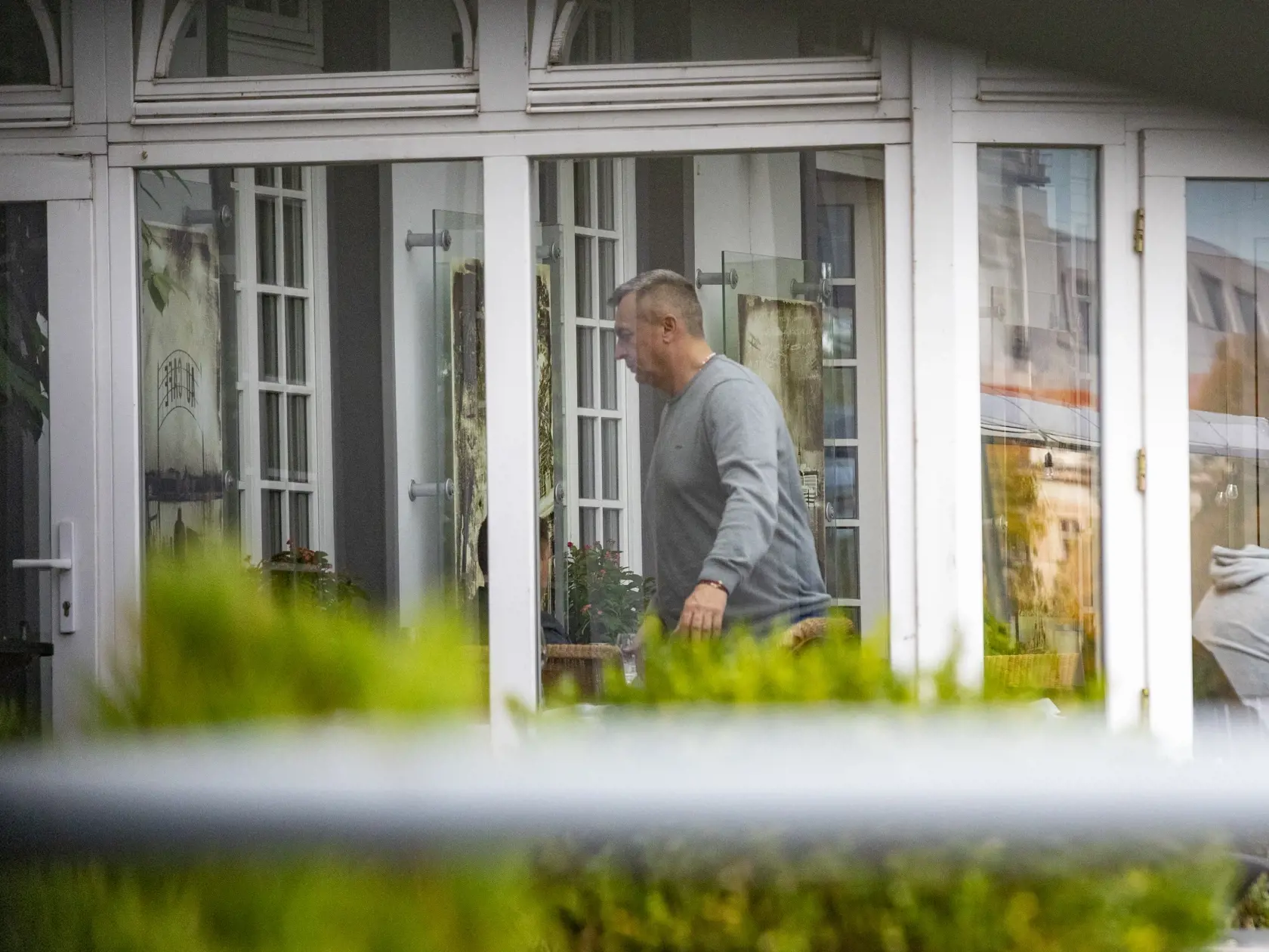 Na snímke je stretnutie členov  a ministrov za SNS v Au Cafe. Ministerka kultúry Martina Šimkovičová, minister životného prostredia Tomáš Taraba a predseda SNS Andrej Danko.