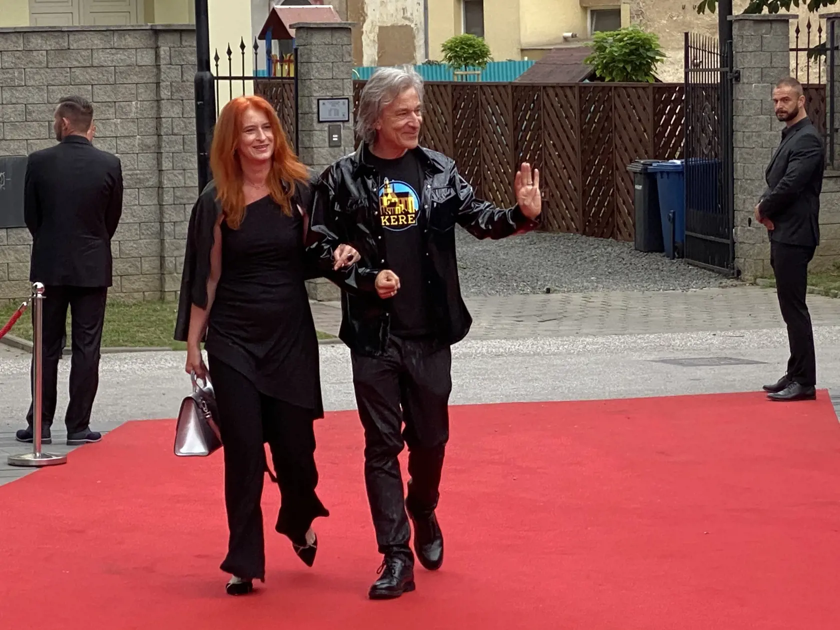 Legendárny turistický sprievodca mestom Košice Milan Kolcun. Príchod hostí na záverečný ceremoniál 30. ročníka medzinárodného festivalu Art Film Košice, na ktorom odovzdali ceny držiteľom honorárnych ocenení - Sergejovi Loznicovi, Antónii Liškovej a Marošovi Kramárovi a vyhlásili víťazov jednotlivých súťaží.