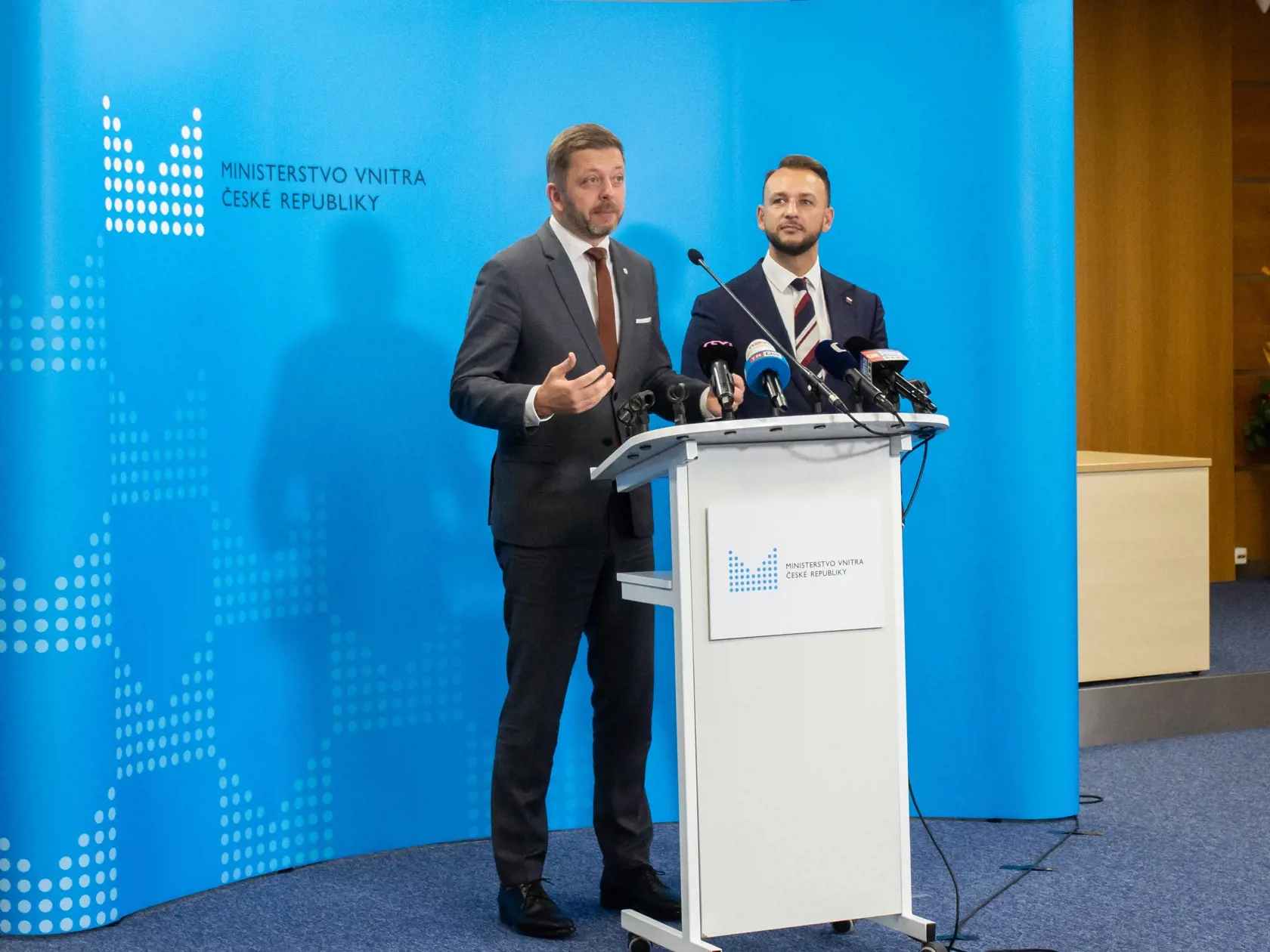 Na snímke zľava český minister vnútra Vít Rakušan a slovenský minister vnútra Matúš Šutaj Eštok počas tlačovej konferencie. Praha, 9. novembra 2023. FOTO TASR - Barbora Vizváryová