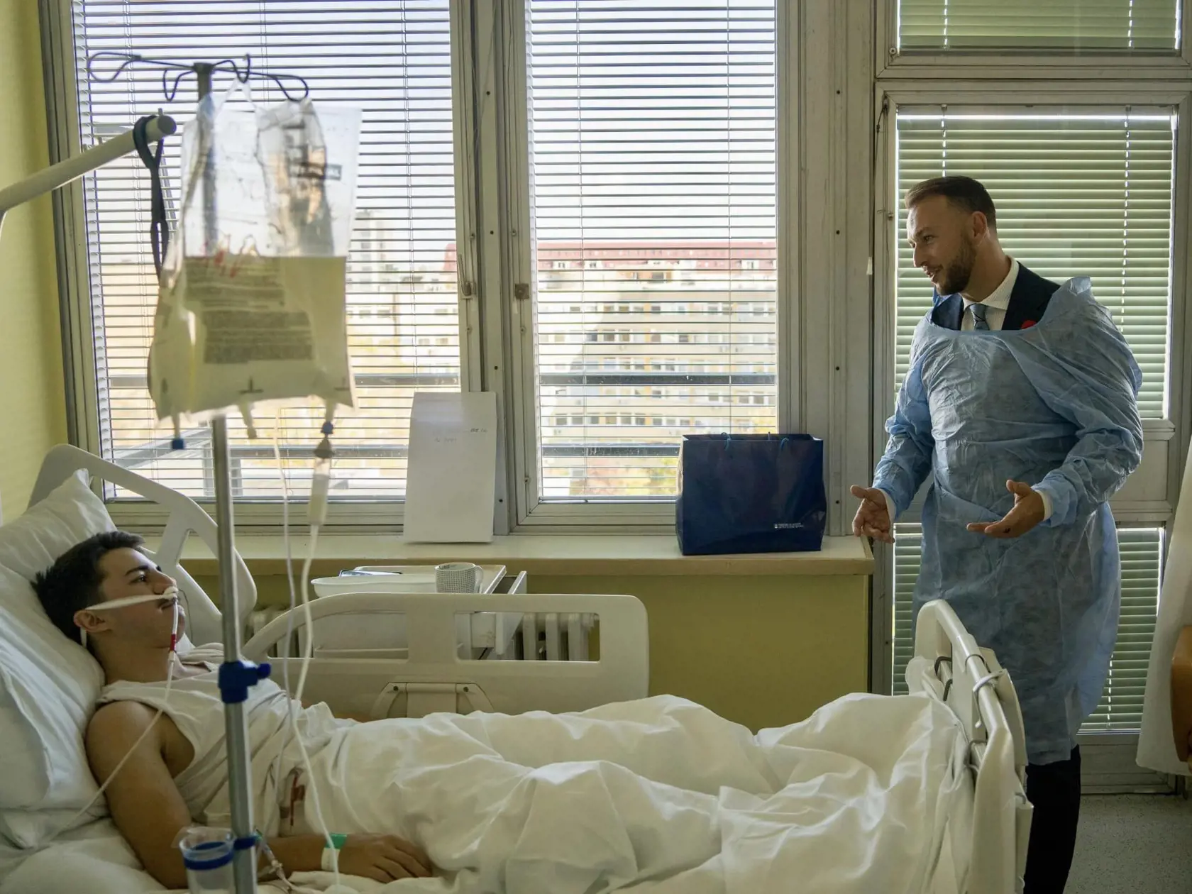 Postreleného policajta prišiel do nemocnice pozrieť aj minister vnútra Matúš Šutaj Eštok.