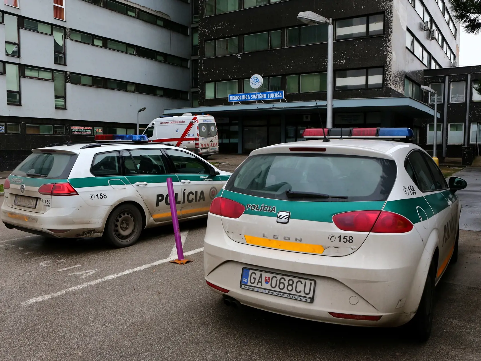 Pocas servisu jedneho z vytahov v galantskej nemocnici Sv. Lukasa prisiel o zivot zamestnanec vytaharskej spolocnosti, ktory sa aj z kabinou zrutil do sachty z vysky 9. poschodia.
