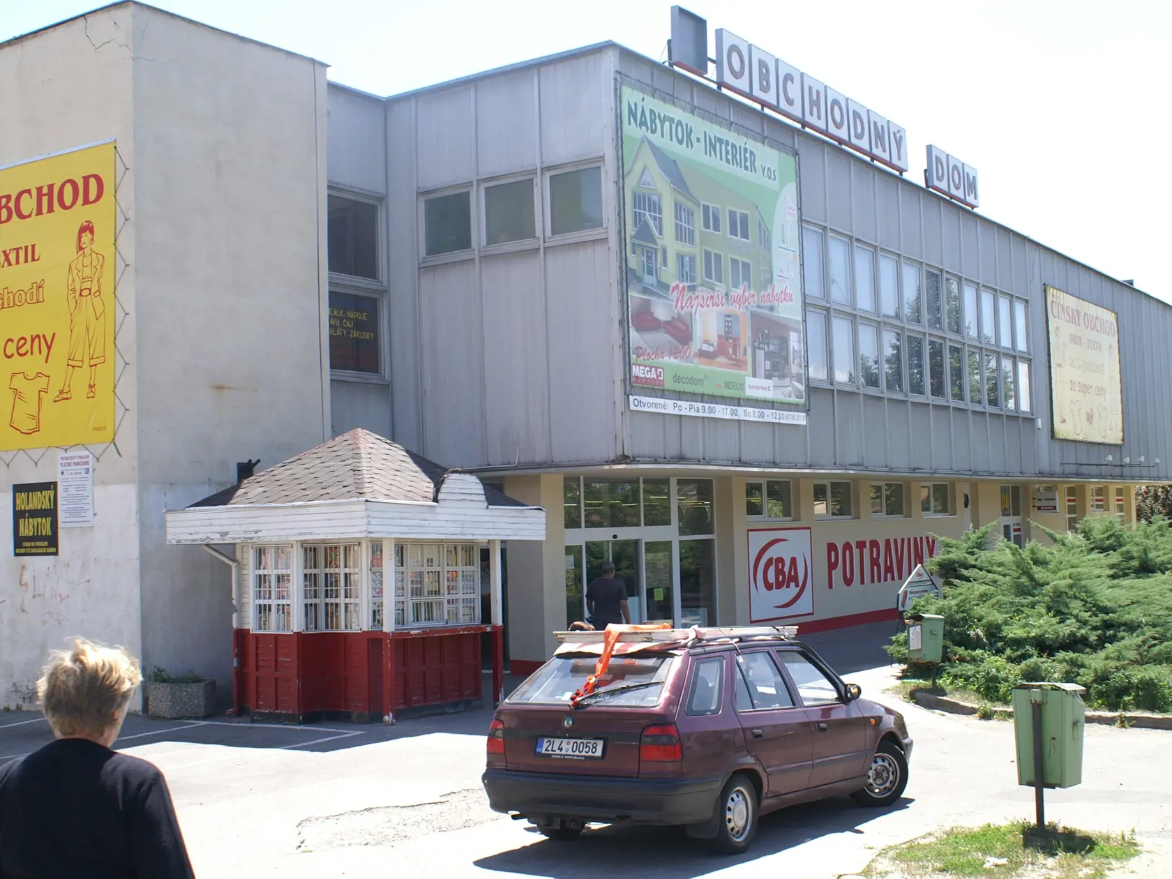 Nákladný výťah v obchodnom centre sa zrútil do šachty aj s predavačkou, archív 2007