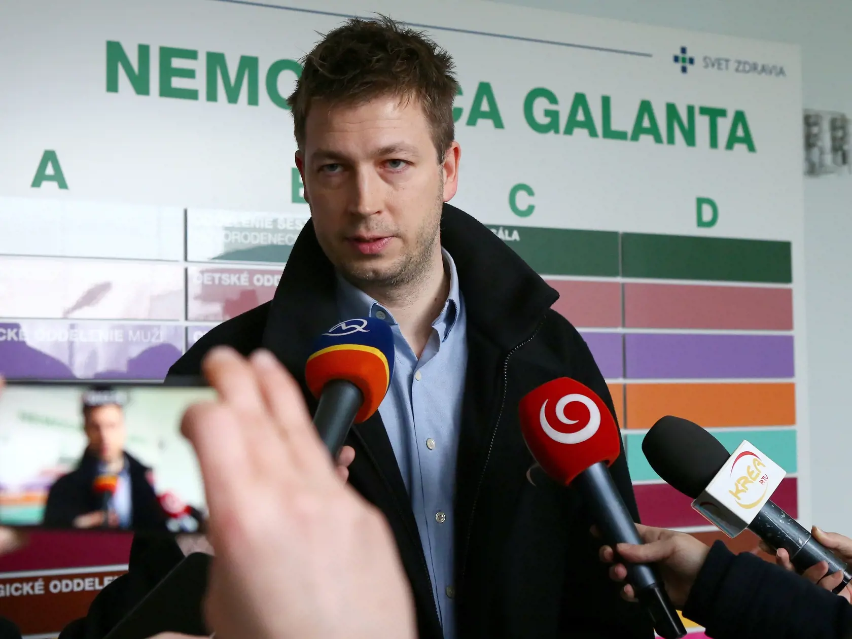 Pocas servisu jedneho z vytahov v galantskej nemocnici Sv. Lukasa prisiel o zivot zamestnanec vytaharskej spolocnosti, ktory sa aj z kabinou zrutil do sachty z vysky 9. poschodia.
