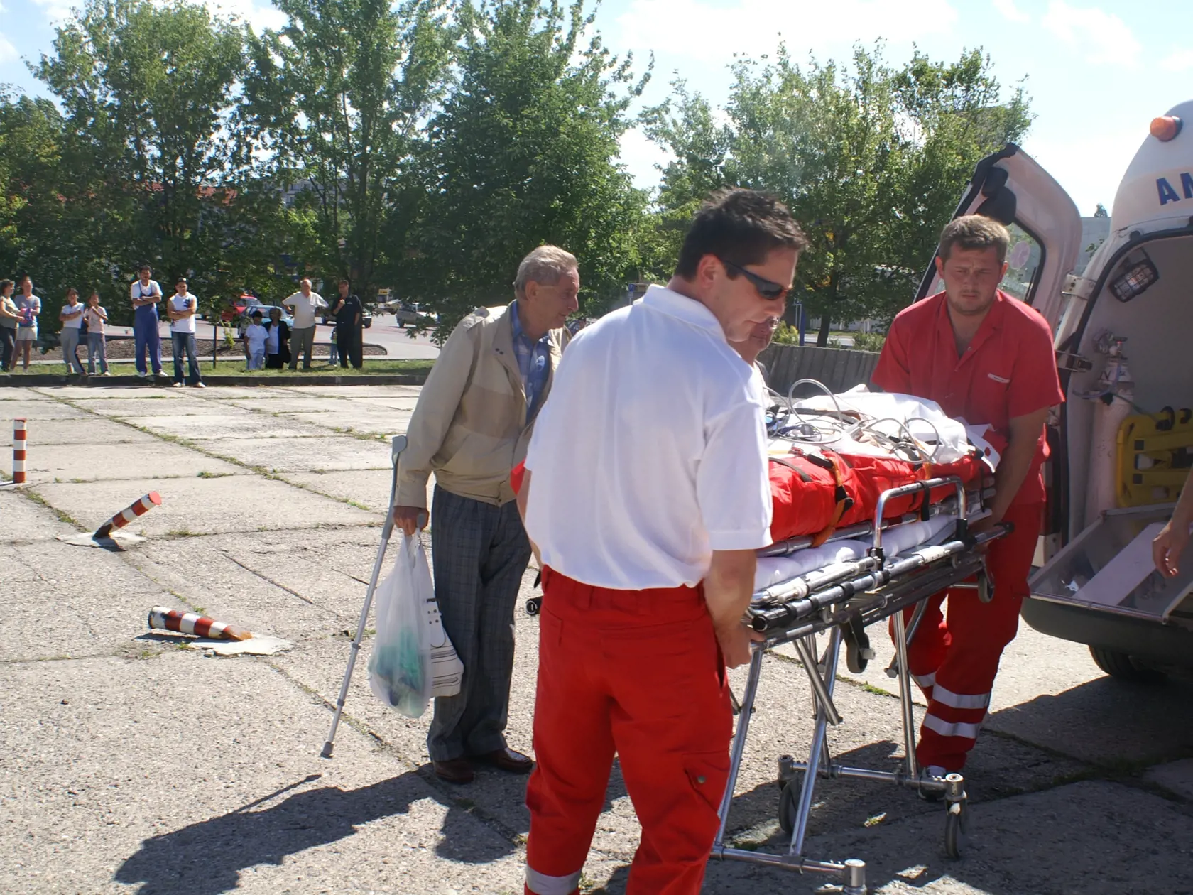Nákladný výťah v obchodnom centre sa zrútil do šachty aj s predavačkou, archív 2007