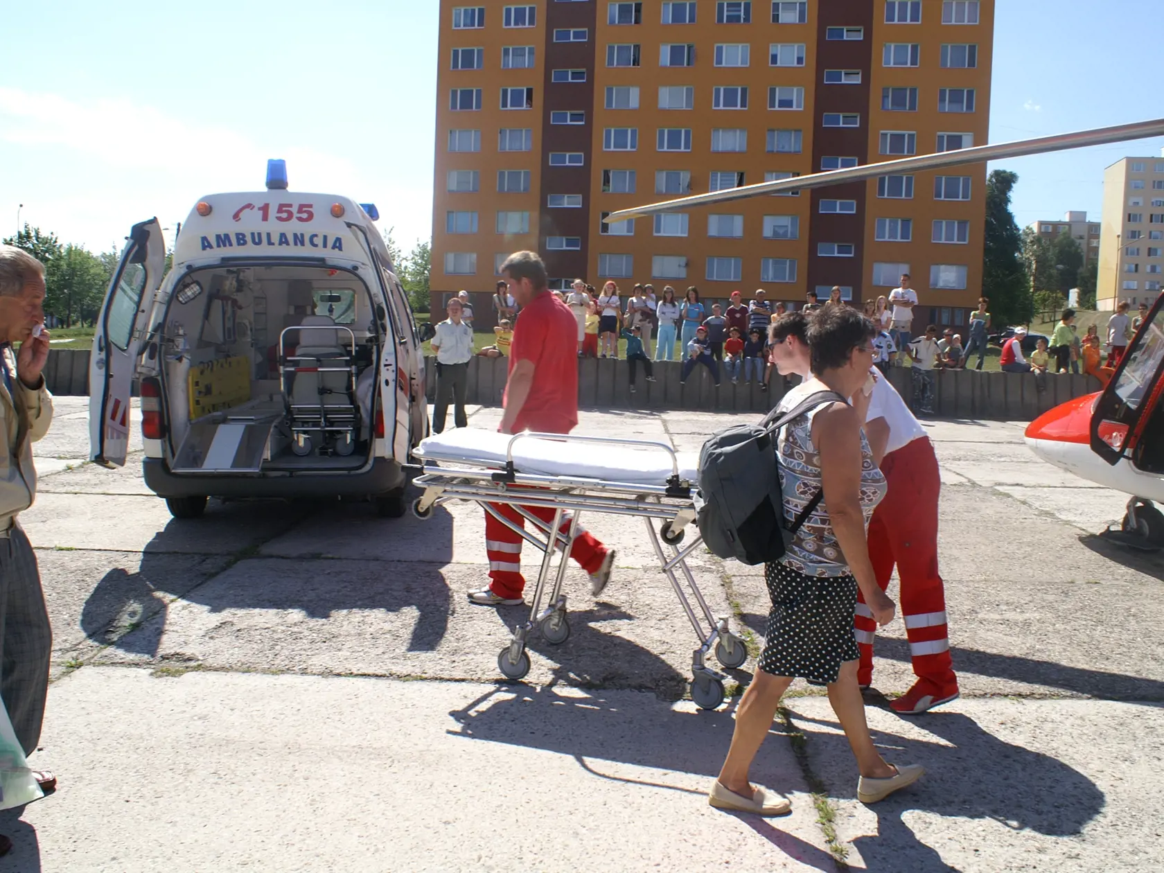 Nákladný výťah v obchodnom centre sa zrútil do šachty aj s predavačkou, archív 2007