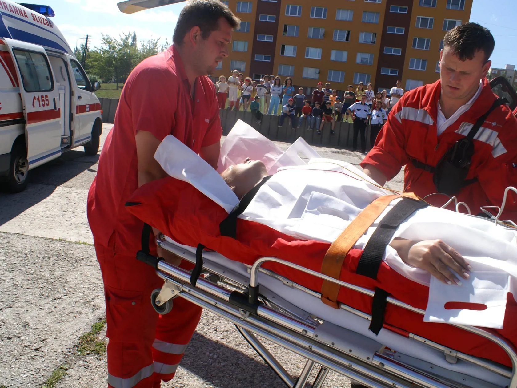 Nákladný výťah v obchodnom centre sa zrútil do šachty aj s predavačkou, archív 2007.