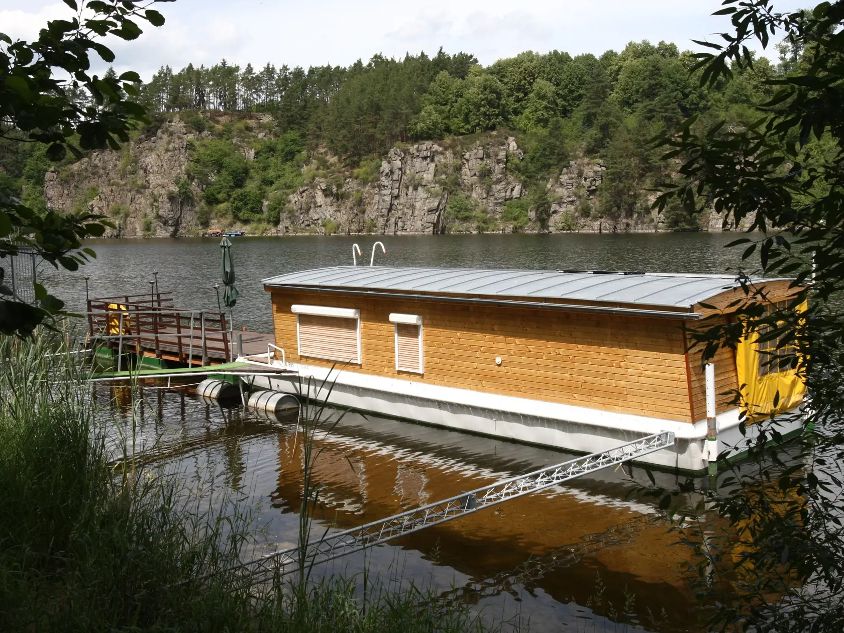 Helena Vondrackova s manzelom na hausbote, vltavske kaskady.