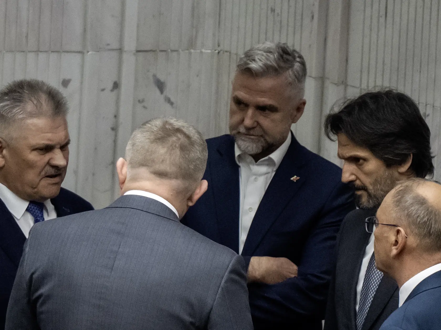 Na snímke zľava poslanec NR SR Ján Richter, premiér SR Robert Fico, podpredseda NR SR Tibor Gašpar, minister obrany SR Robert Kaliňák a poslanec NR SR Ľubomír Vážny (všetci Smer-SD) počas prestávky na 33. schôdzi NR SR 26. marca 2025 v Bratislave. Poslanci NR SR pristúpili v stredu podvečer k voľbe predsedu parlamentu a k voľbe predsedu Výboru NR SR pre pôdohospodárstvo a životné prostredie. Volia ich v tajnom hlasovaní. Na post šéfa NR SR kandiduje podpredseda Hlasu-SD Richard Raši, na jeho zvolenie je potrebných aspoň 76 hlasov. FOTO TASR - Martin Baumann