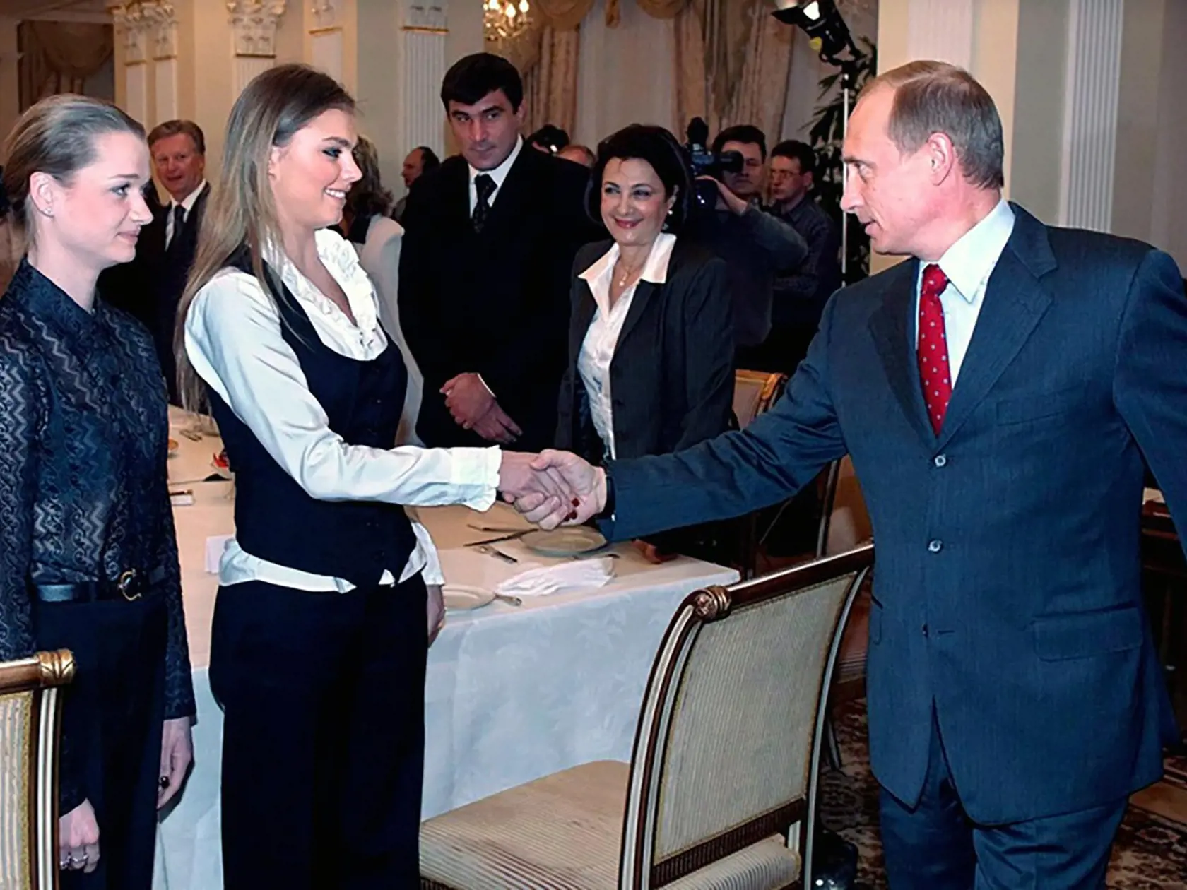 Alina spolu so svojimi deťmi údajne ukrýva v súkromnej chate vo Švajčiarsku. Všetky deti majú údajne švajčiarske pasy.