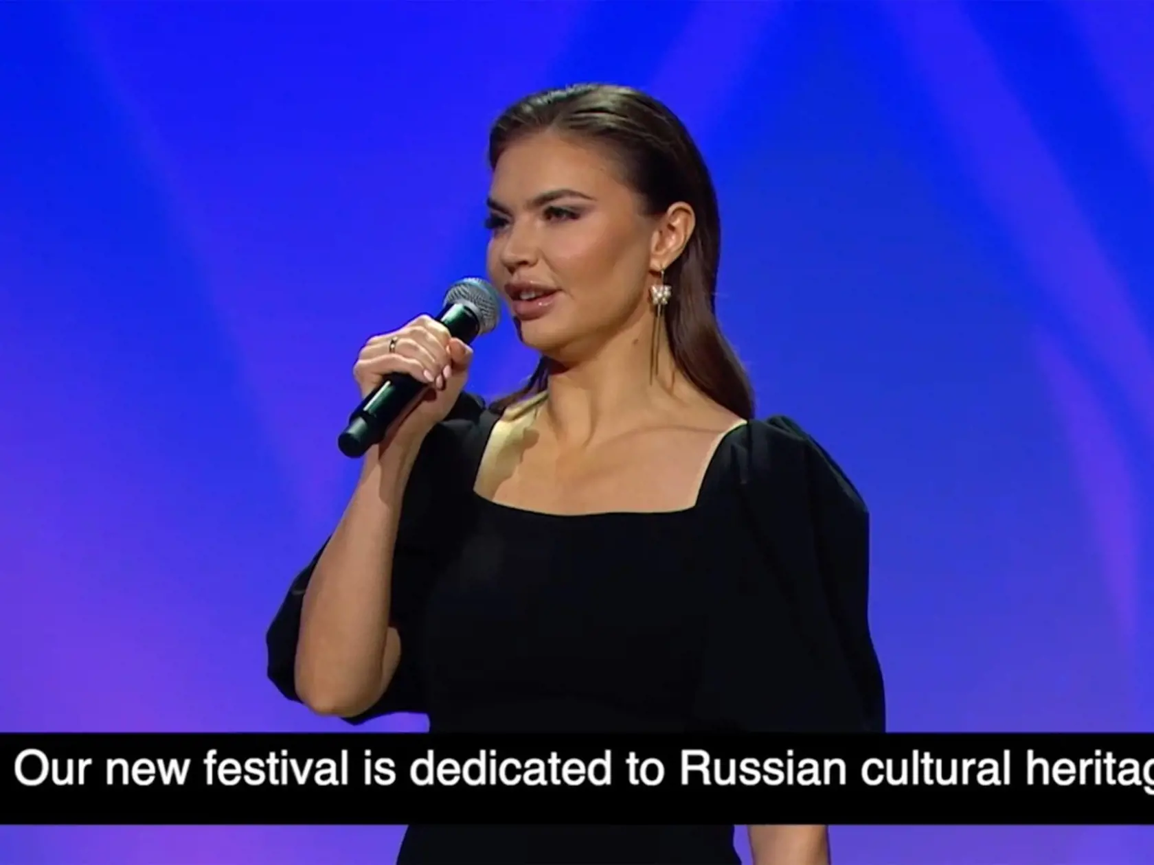 Alina začiatkom apríla vystúpila na gymnastickom festivale v Sochi. Pery mala o poznanie plnšie, pleť mala napnutú a bez vrások, a mimiku obmedzenú ako po botoxe.