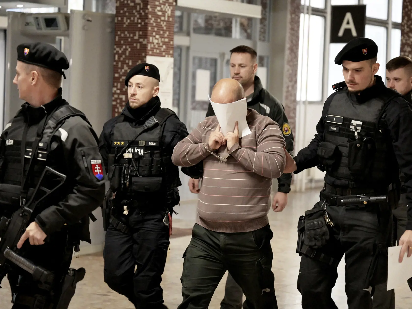 Agresívny policajt. Pri zásahu mal dobiť bezdomovca na smrť.