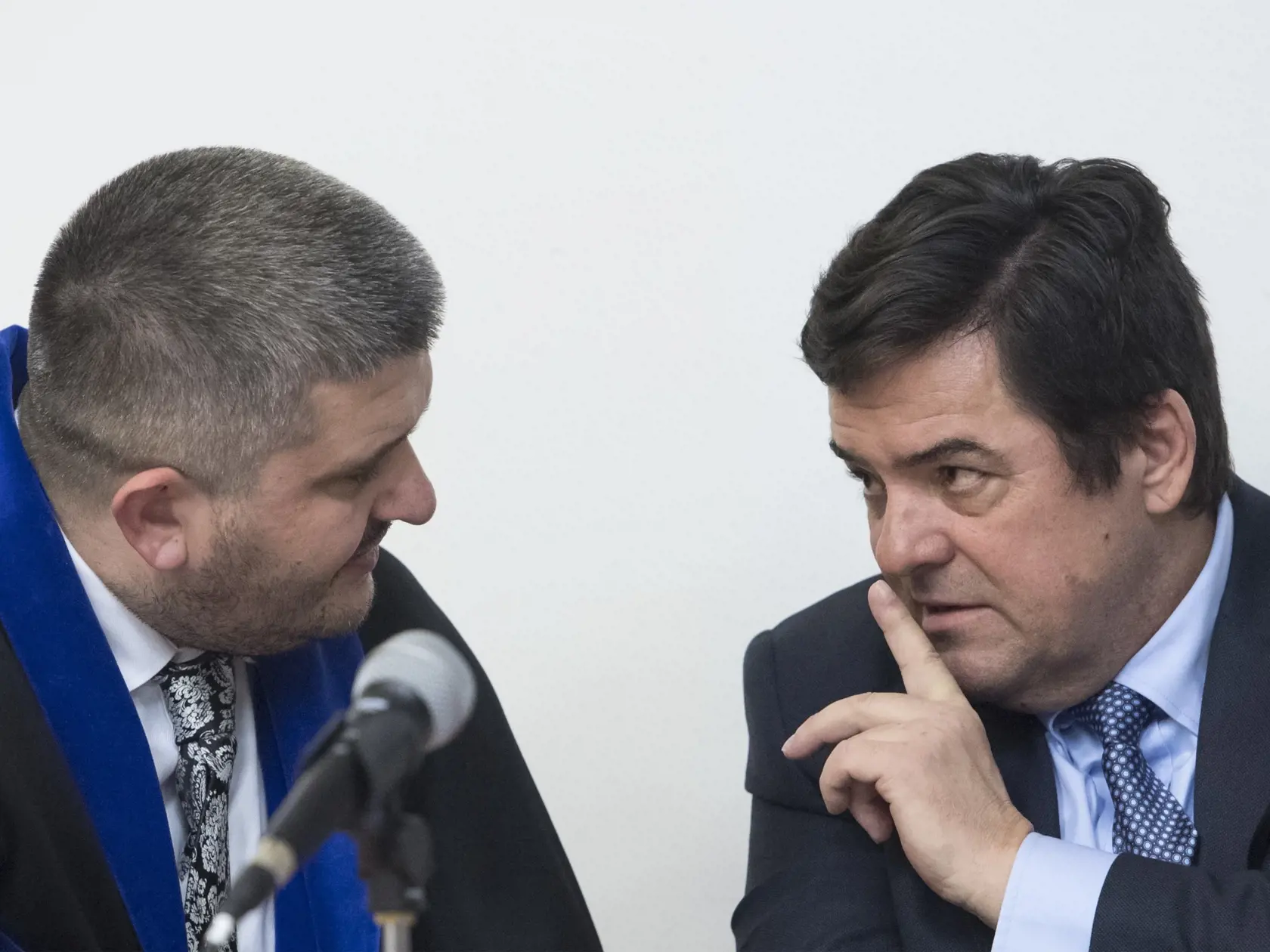Na snímke vpravo obžalovaný Marian K. a vľavo jeho advokát Michal Mandzák počas súdneho pojednávania Špecializovaného trestného súdu (ŠTS) vo veci falšovania zmeniek TV Markíza a marenia spravodlivosti v Bratislave 5. novembra 2019. FOTO TASR - Martin Baumann