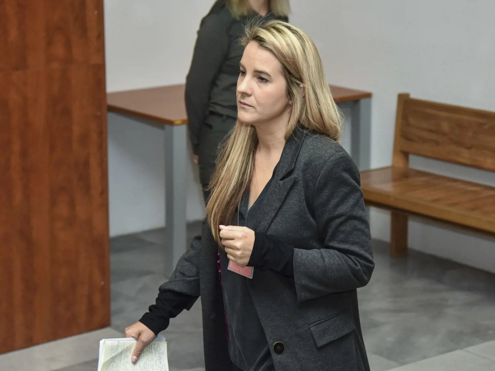 Na snímke dcéra obžalovaného Mariana K. Karolína Kočnerová prichádza vypovedať pred senátom Špecializovaného trestného súdu vo veci falšovania zmeniek TV Markíza a marenia spravodlivosti v Bratislave 4. novembra 2019.