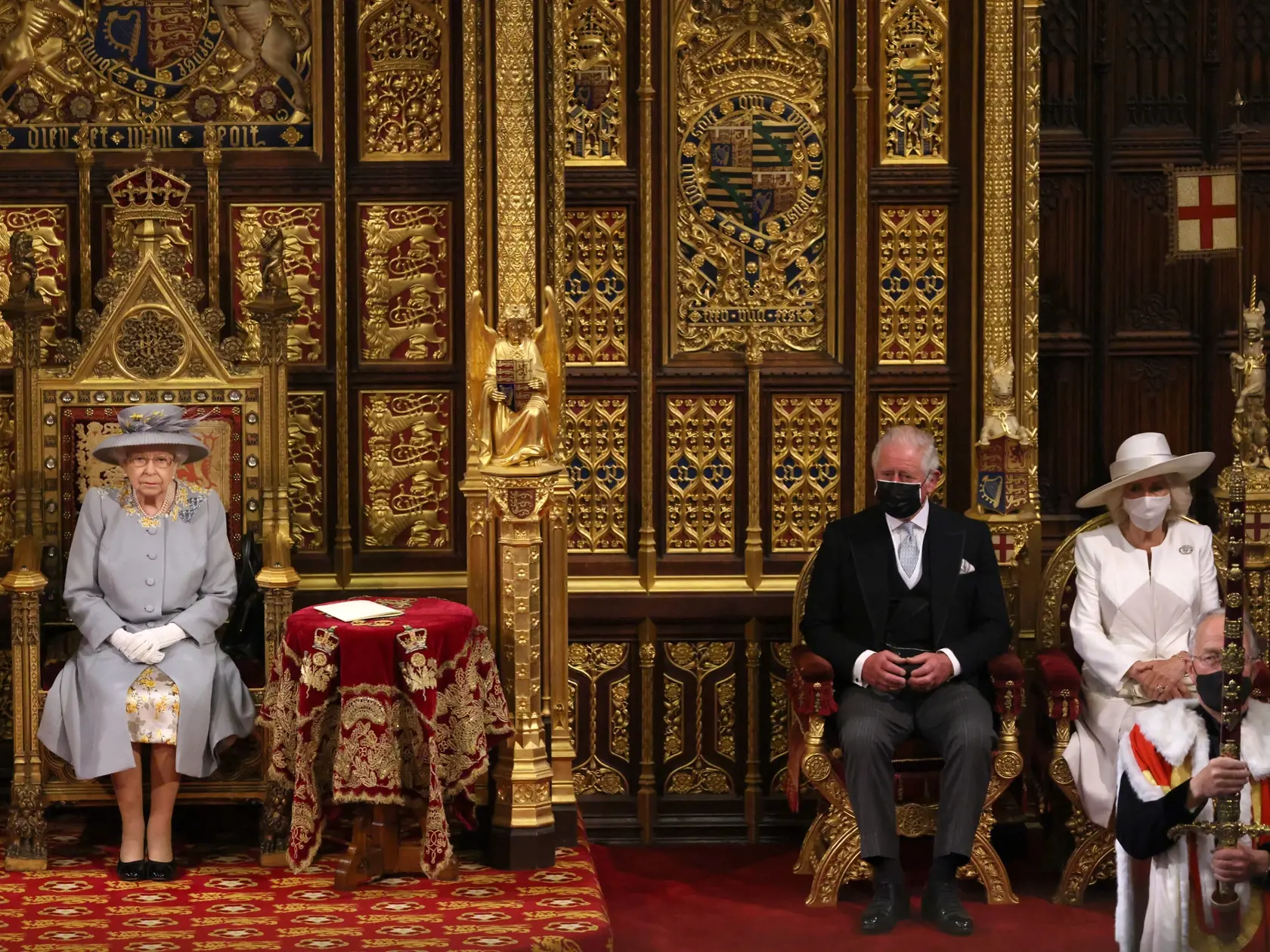 Zatiaľ čo kráľovnú na otváraní nového zasadacieho obdobia parlamentu po desaťročia sprevádzal princ Philip, teraz jej spoločnosť robili syn princ Charles s manželkou Camillou.
