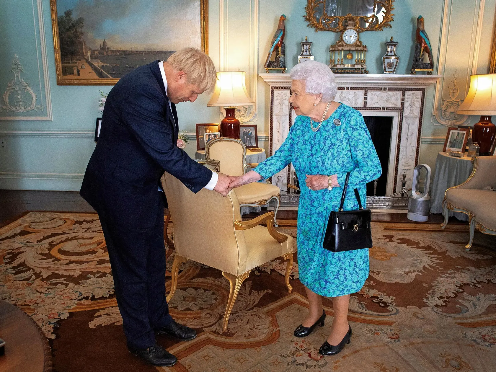 Pracovné návštevy prijíma jej kráľovská výsosť v menej formálnom prostredí, a to v Buckinghamskom paláci, kde má z bledej pohovky pekný výhľad na zvyšok sídla. Kým predtým mohla v tomto salóne vítať premiéra Borisa Johnsona osobne, dnes sa mu z tohto miesta prihovára 
 cez telefón.