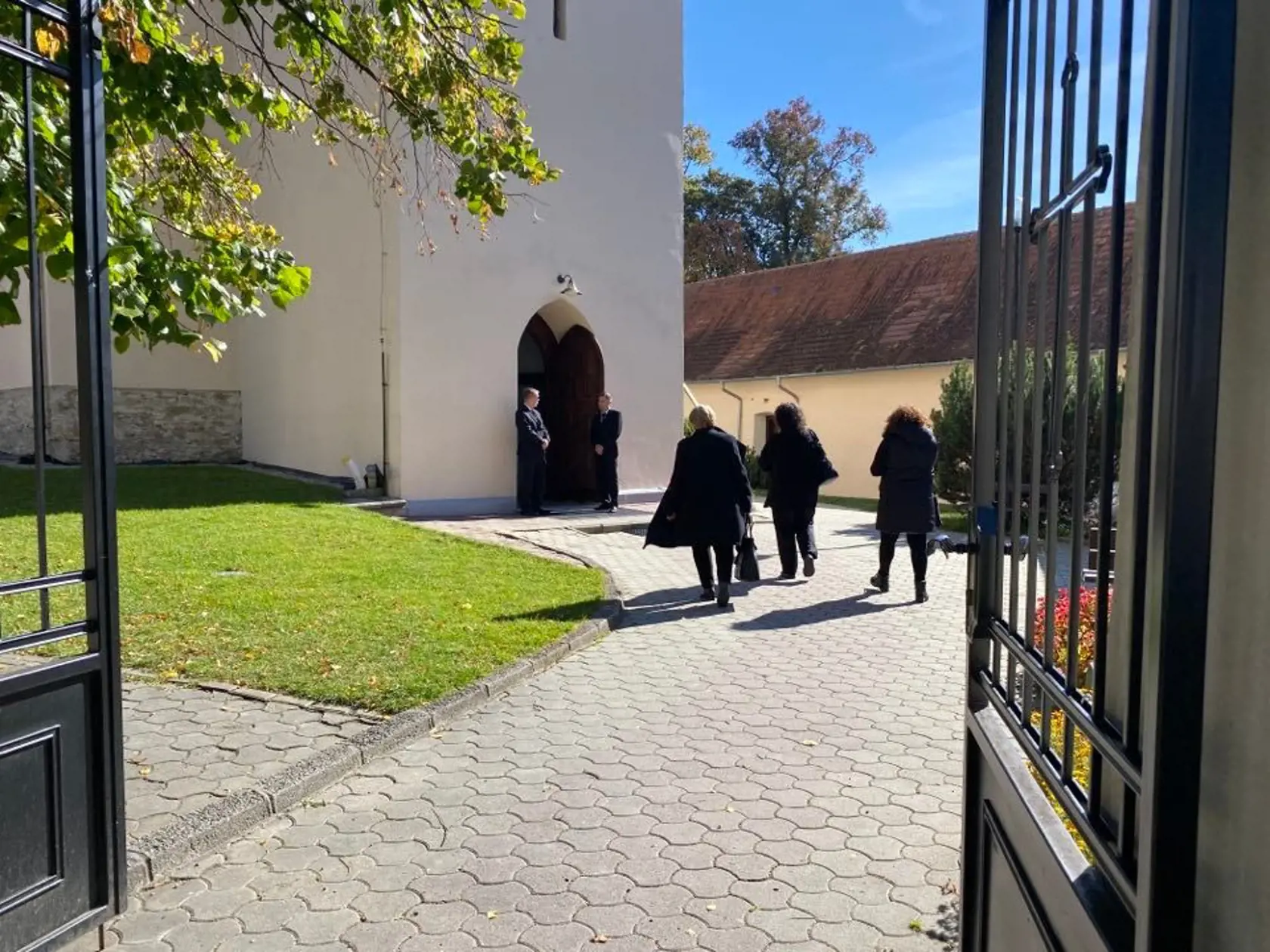 Prví smútiaci sa schádzajú v kostolíku v Poprade-Veľkej, aby sa rozlúčili s Broňou, ktorá zahynula vinou opitého vodiča.
