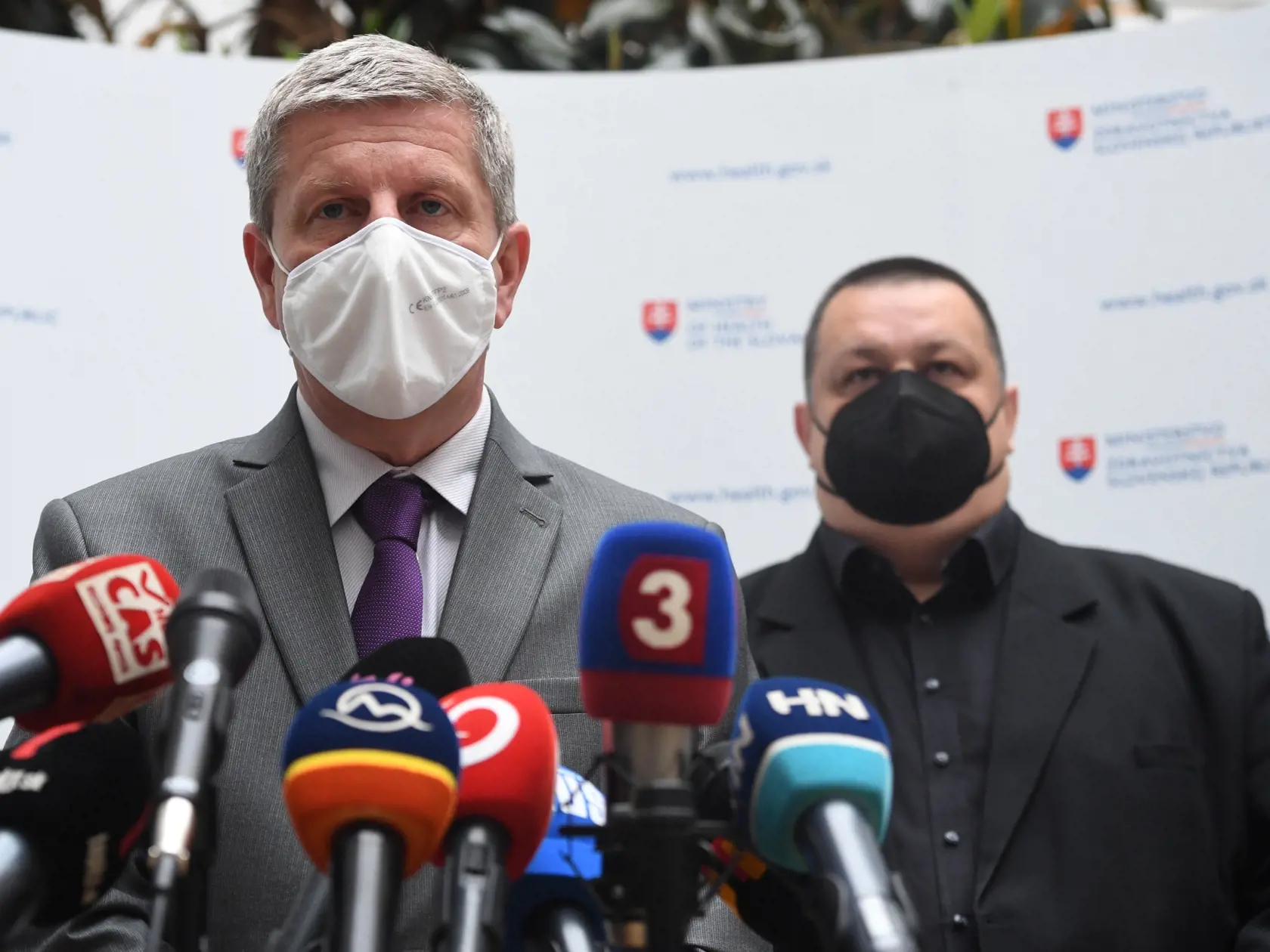 Na snímke minister zdravotníctva SR Vladimír Lengvarský (vľavo) a hlavný hygienik SR Ján Mikas (vpravo) počas tlačovej konferencie na tému Aktuálne opatrenia v súvislosti s COVID-19, 7. mája 2021 v Bratislave. FOTO TASR - Martin Baumann