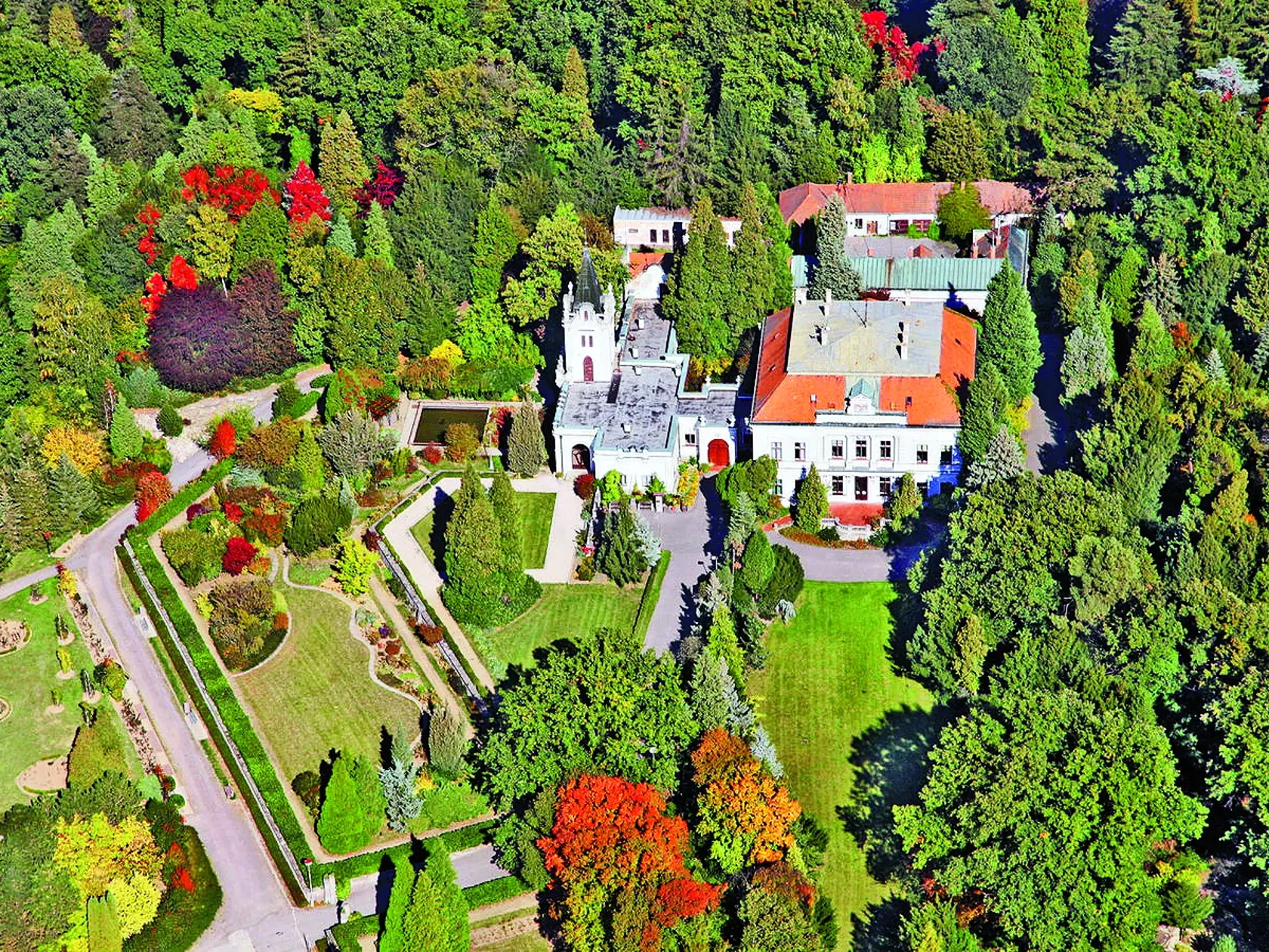 Arborétum Mlyňany: Rozprestiera sa v obci Vieska nad Žitavou na ploche 67 hektárov. Založil ho v roku 1892 Štefan Ambrózy-Migazzi a dnes patrí vďaka množstvu pestovaných cudzokrajných drevín k najväčším arborétam v strednej Európe. Rozhodne stojí za návštevu.
