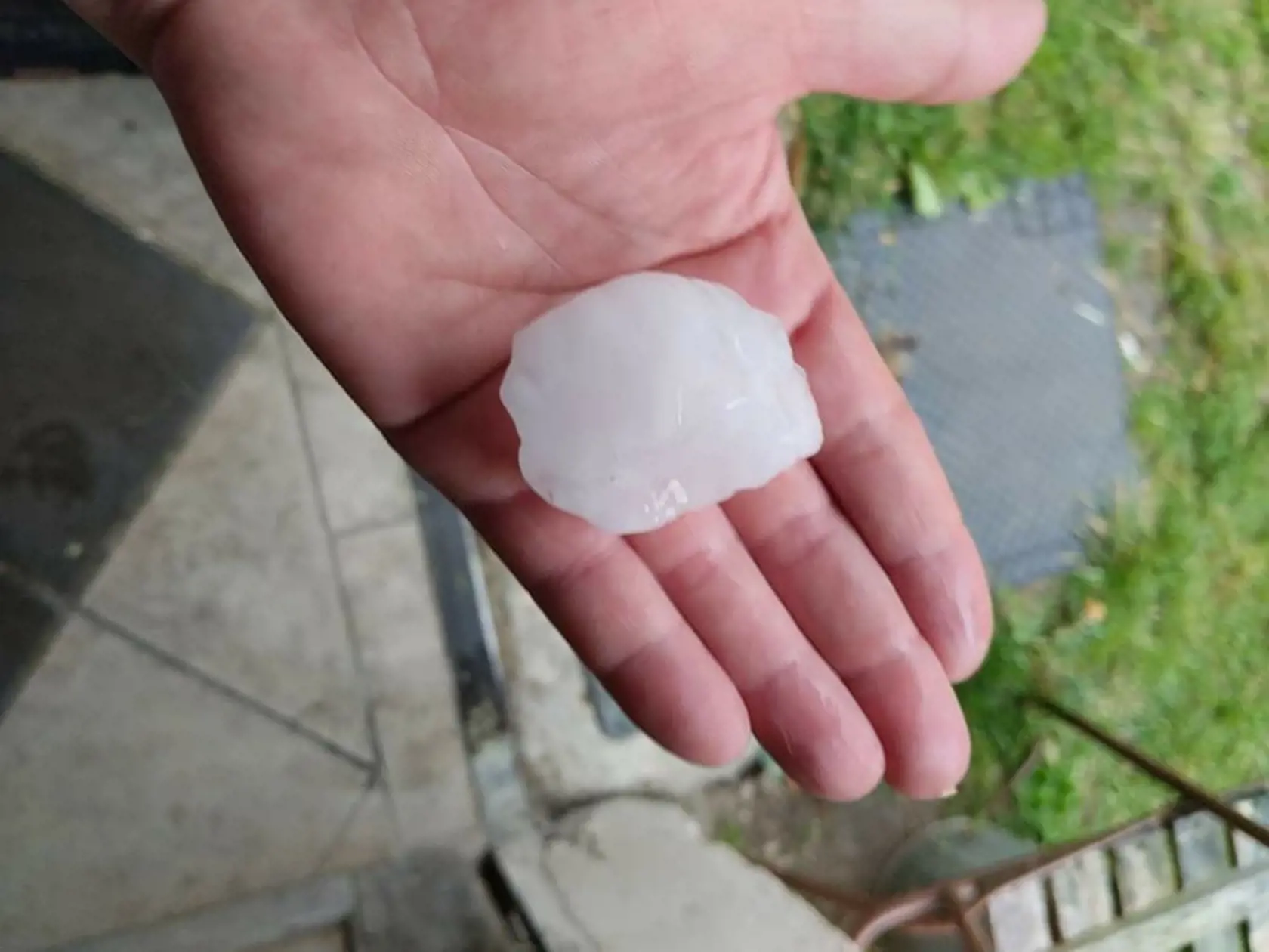 Búrky sa včera prehnali Českom, priniesli krúpy veľké ako mandarínky!