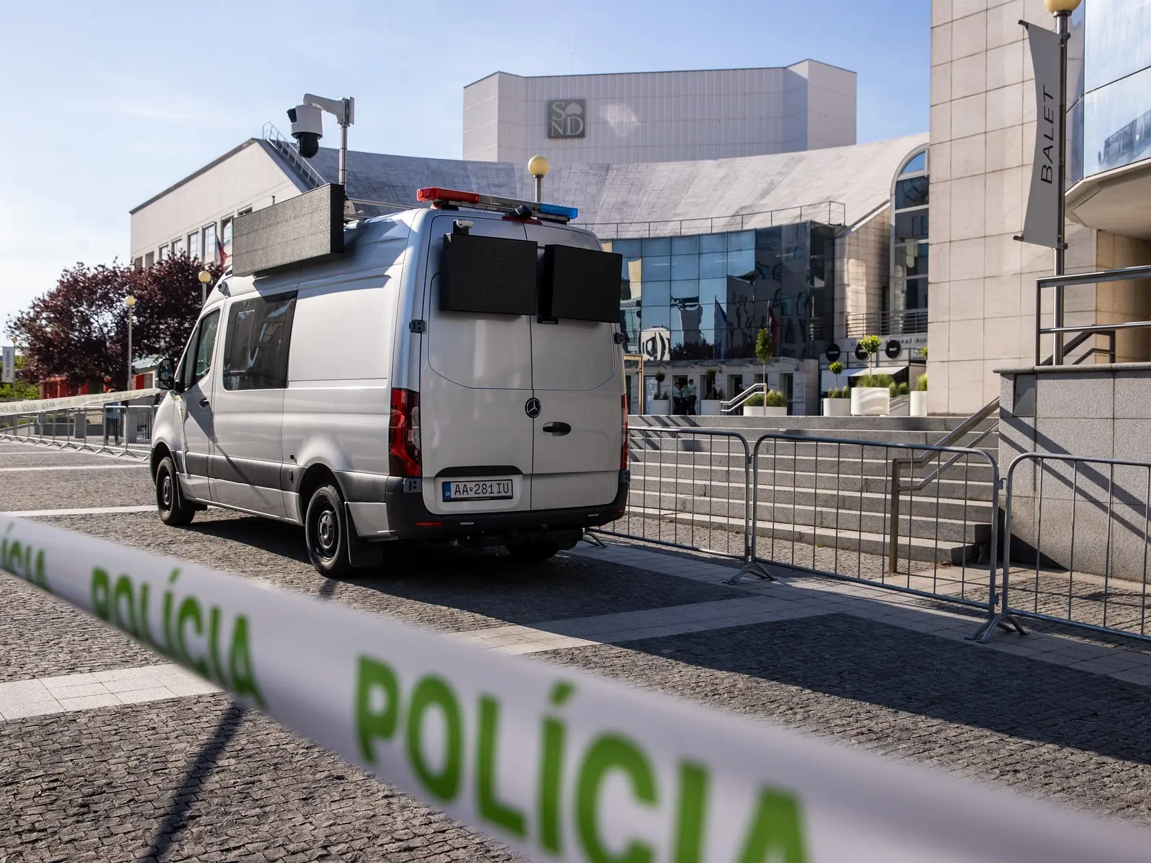 Na snímke protest pred novou budovou Slovenského národného divadla, počas vystúpenia ruskej opernej speváčky Anny Netrebko.