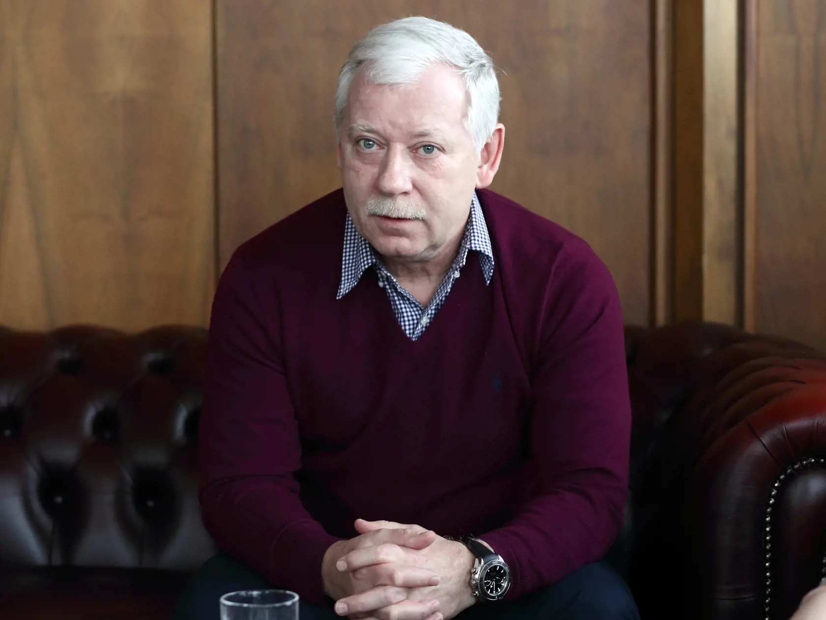 Bývalý šéf Jozef Valocký odstúpil po tom, čo sa objavili informácie, že v NOÚ je napätá situácia medzi lekármi, chýba personál a pacienti čakajú na operácie dlhšie.