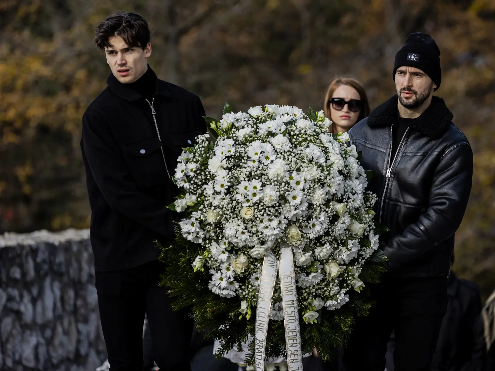 Smútoční hostia prichádzajú na poslednú rozlúčku s tragicky zosnulým Dušanom Pašekom mladším. Pašeka ml. našli obeseného na bratislavskej Kolibe 5. novembra 2021. Na snímke Dávid Buc.