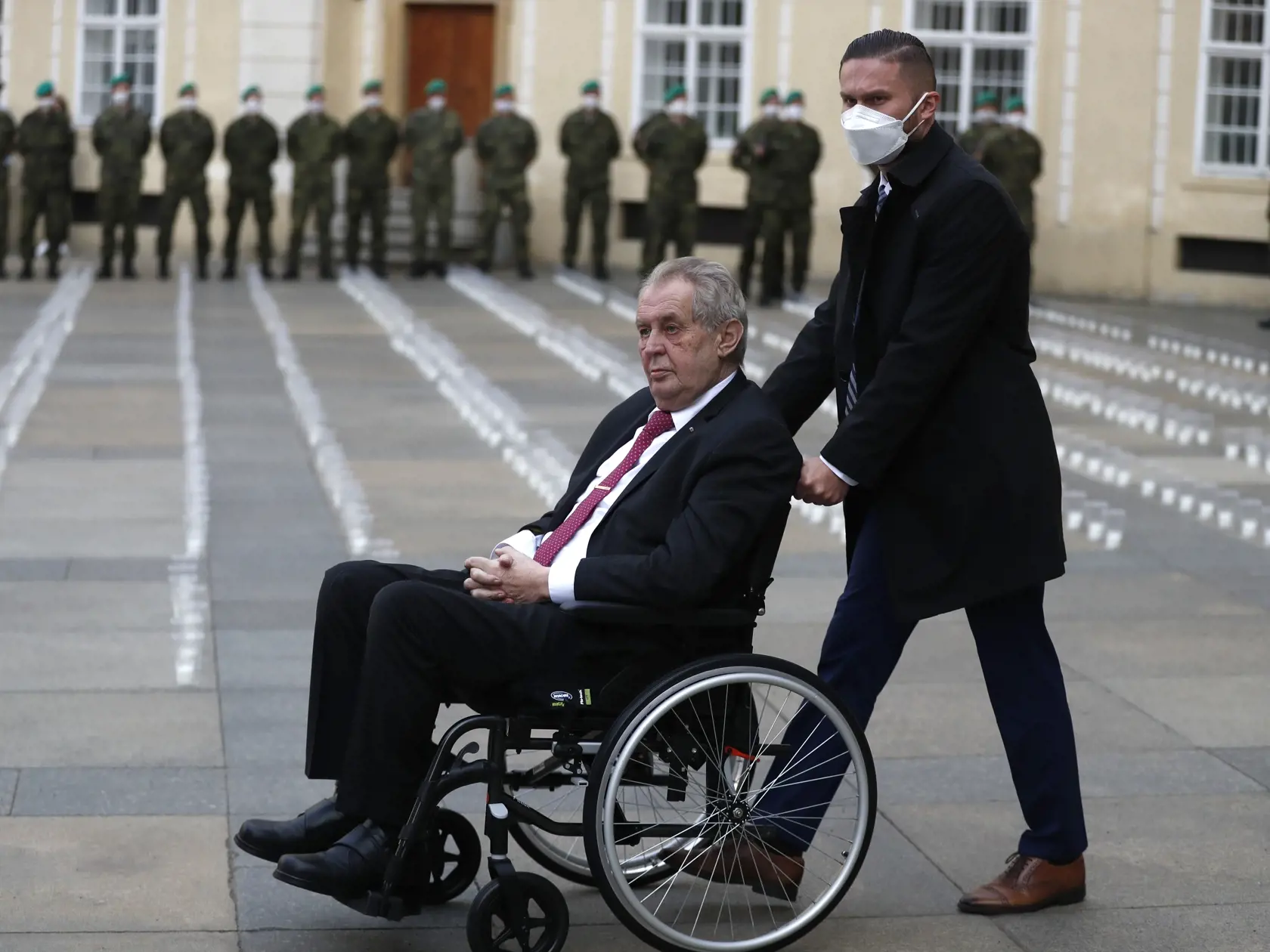 Český prezident Miloš Zeman prichádza zapáliť prvú z 30.000 sviečok na pamiatku obetí pandémie koronavírusu na Pražskom hrade 10. mája 2021.