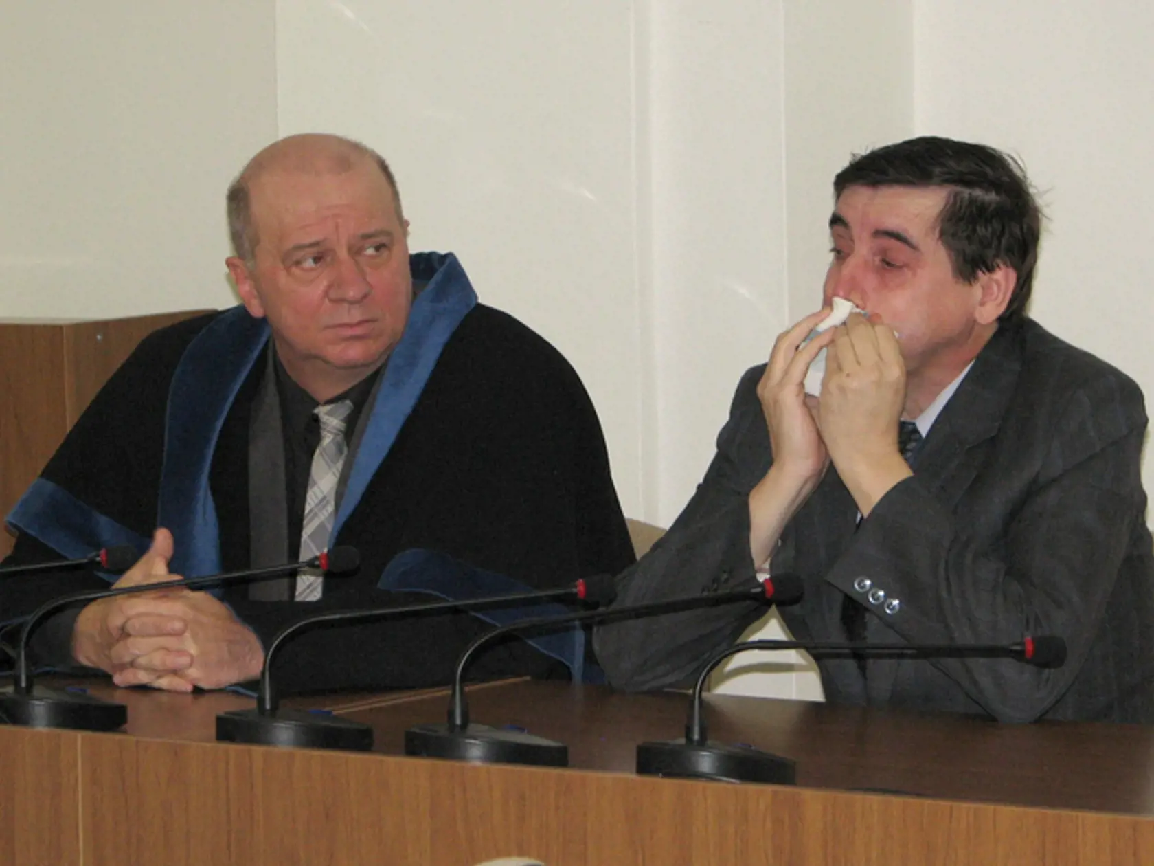 Obhajca Vladimír Bajtoš (vľavo) a obvinený Martin Gumáň počas vynášania rozsudku na Okresnom súde v Spišskej Novej Vsi.