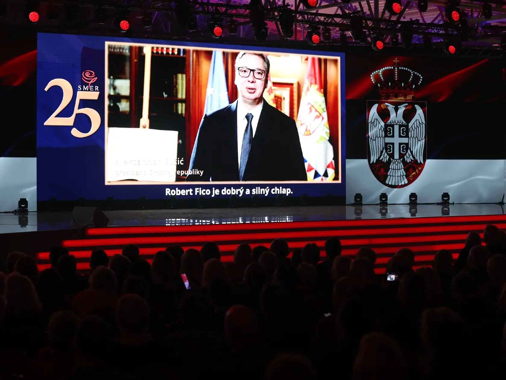 Prezident Srbska Aleksandar Vučić sa prihovoril hosťom pri príležitosti osláv 25. výročia založenia strany Smer.