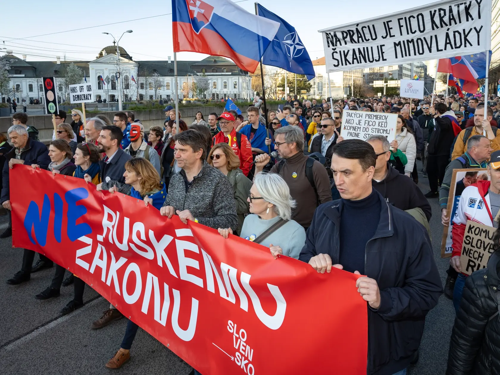 Protestný pochod pod názvom „Nie ruskému zákonu“. Verejné zhromaždenie, ktorého účastníci vyjadrili svoj nesúhlas s činnosťou vlády Slovenskej republiky. Pochod z Námestia slobody k budove parlamentu sa zúčastnilo niekoľko desiatok tisíc ľudí.
