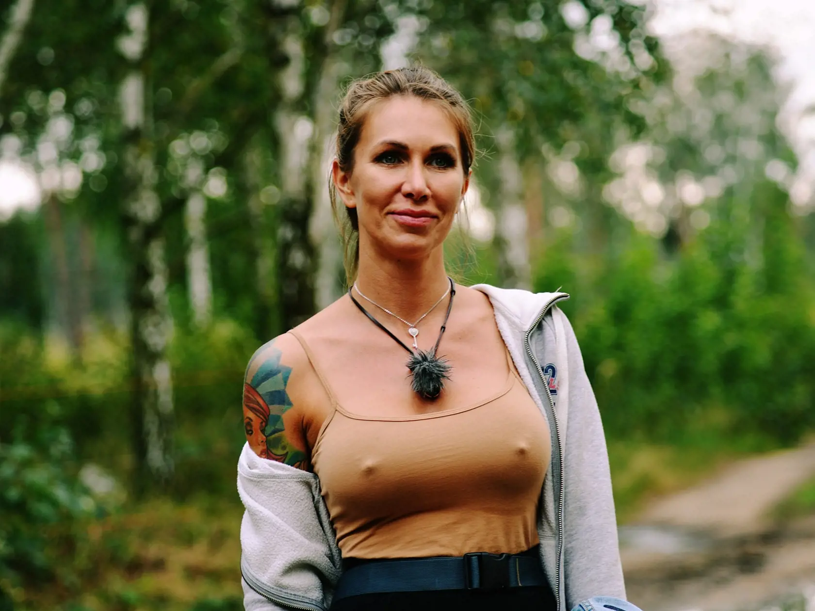 SMILNÍCI Rado a Kika, vpravo, na Farme začali milostný románik, no obaja sú zadaní.