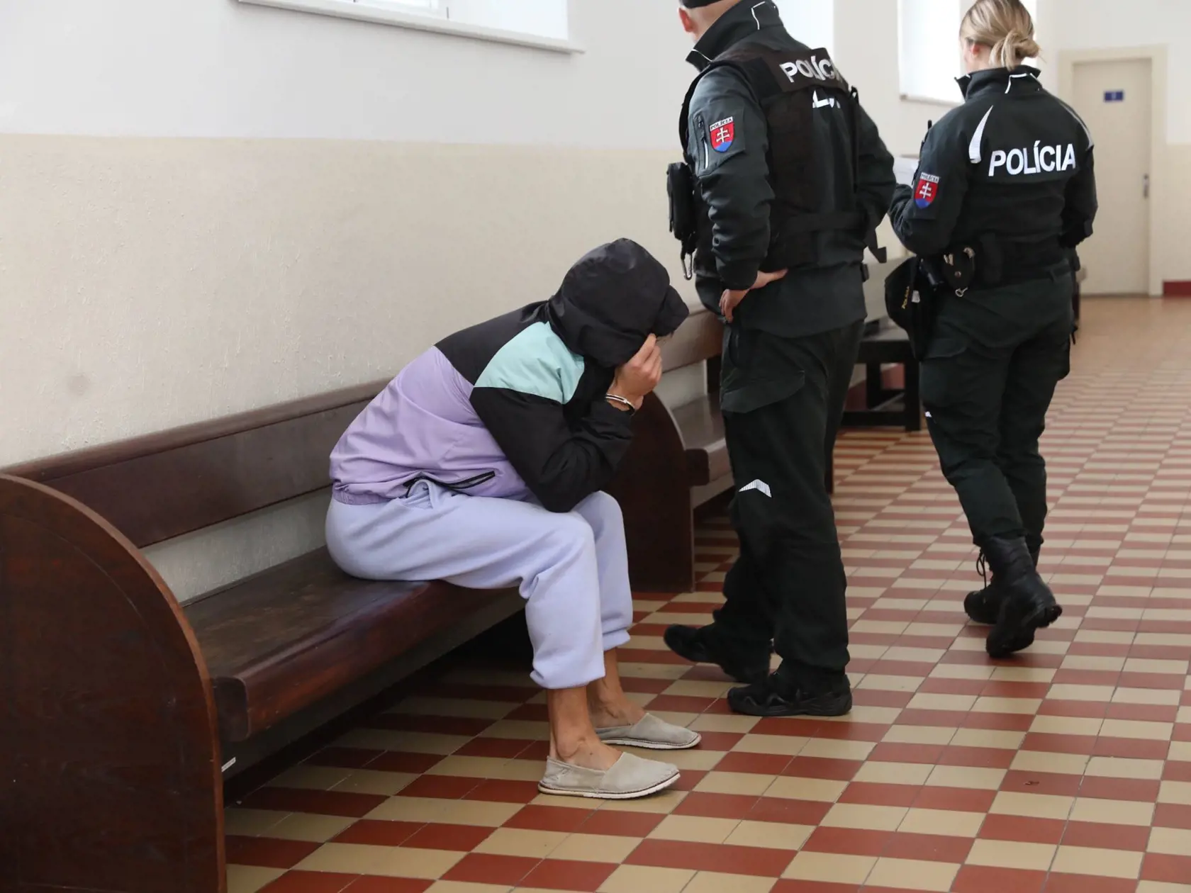 Vyšetrovateľ Okresného riaditeľstva PZ Bratislava II v tejto súvislosti vzniesol obvinenie zo zločinu všeobecného ohrozenia 35 – ročnému Martinovi I. z Bratislavy.
