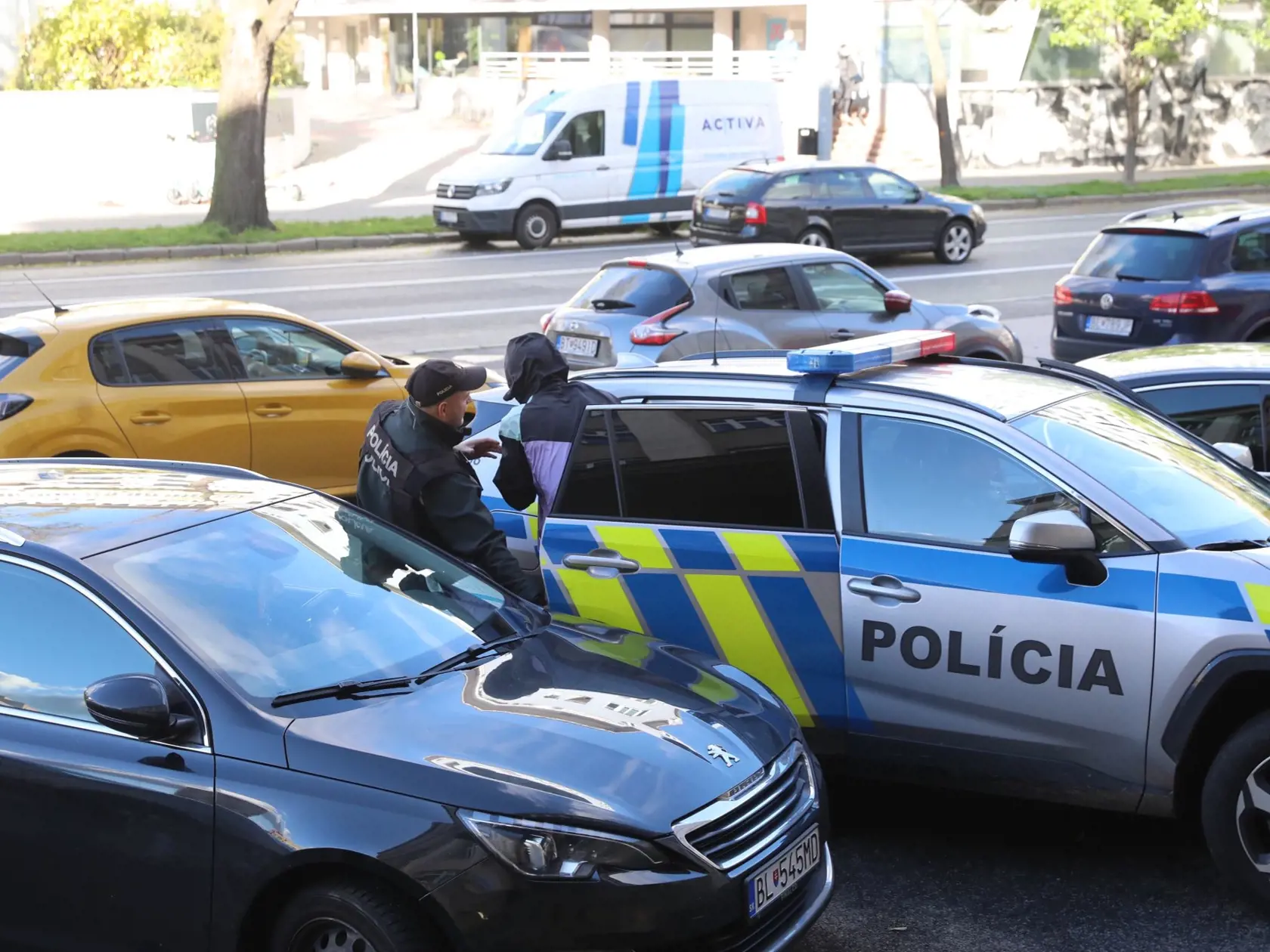 Vyšetrovateľ Okresného riaditeľstva PZ Bratislava II v tejto súvislosti vzniesol obvinenie zo zločinu všeobecného ohrozenia 35 – ročnému Martinovi I. z Bratislavy.